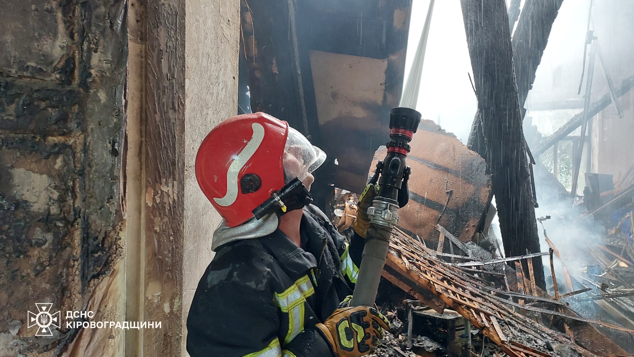 Через ракетну атаку постраждала будівля ДСНС та техніка рятувальників