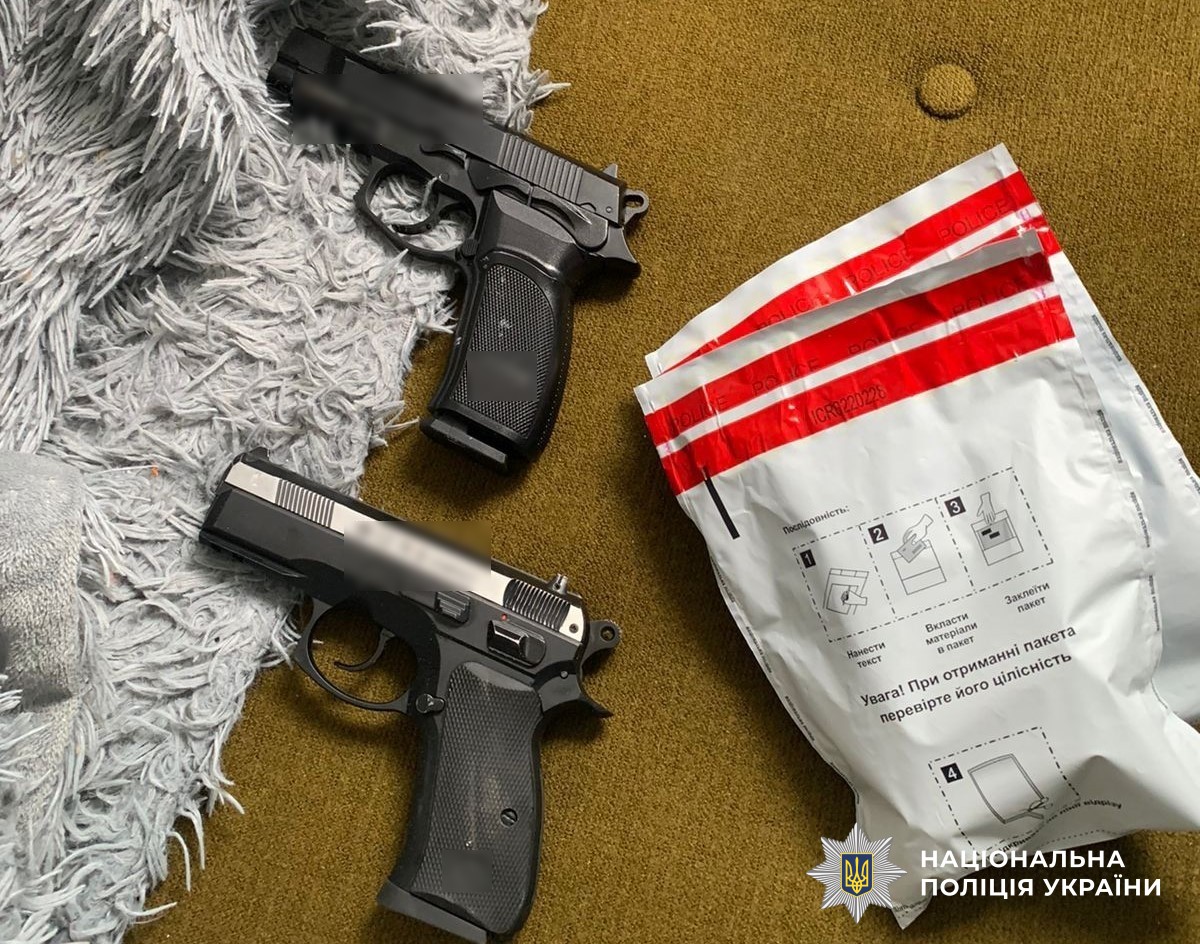 У Кропивницькому двоє неповнолітніх стріляли по вікнах, а їх знайомий зберігав психотропи