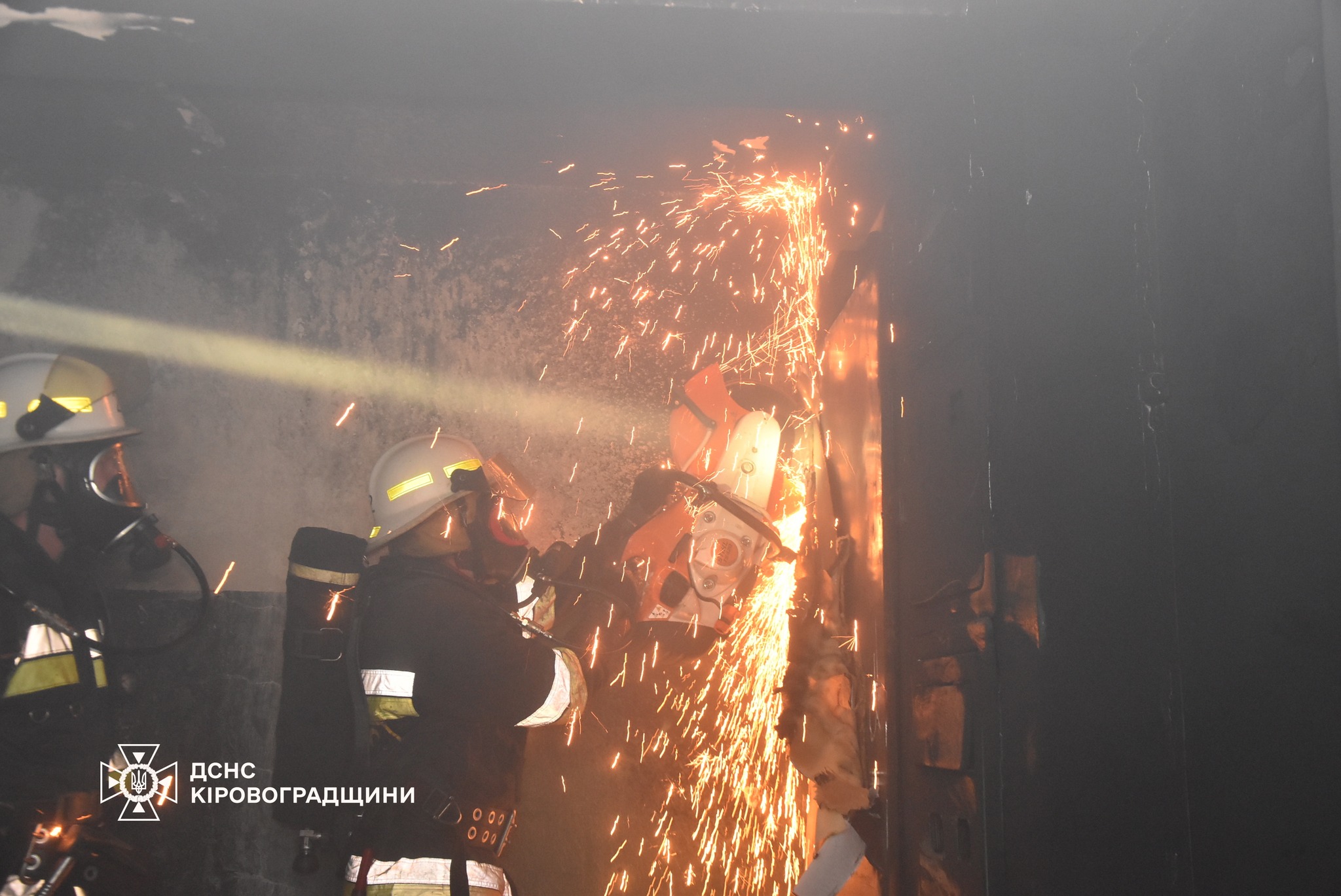 На сходовiй клiтинi в кропивницькiй багатоповерхiвцi пiдпалили шини