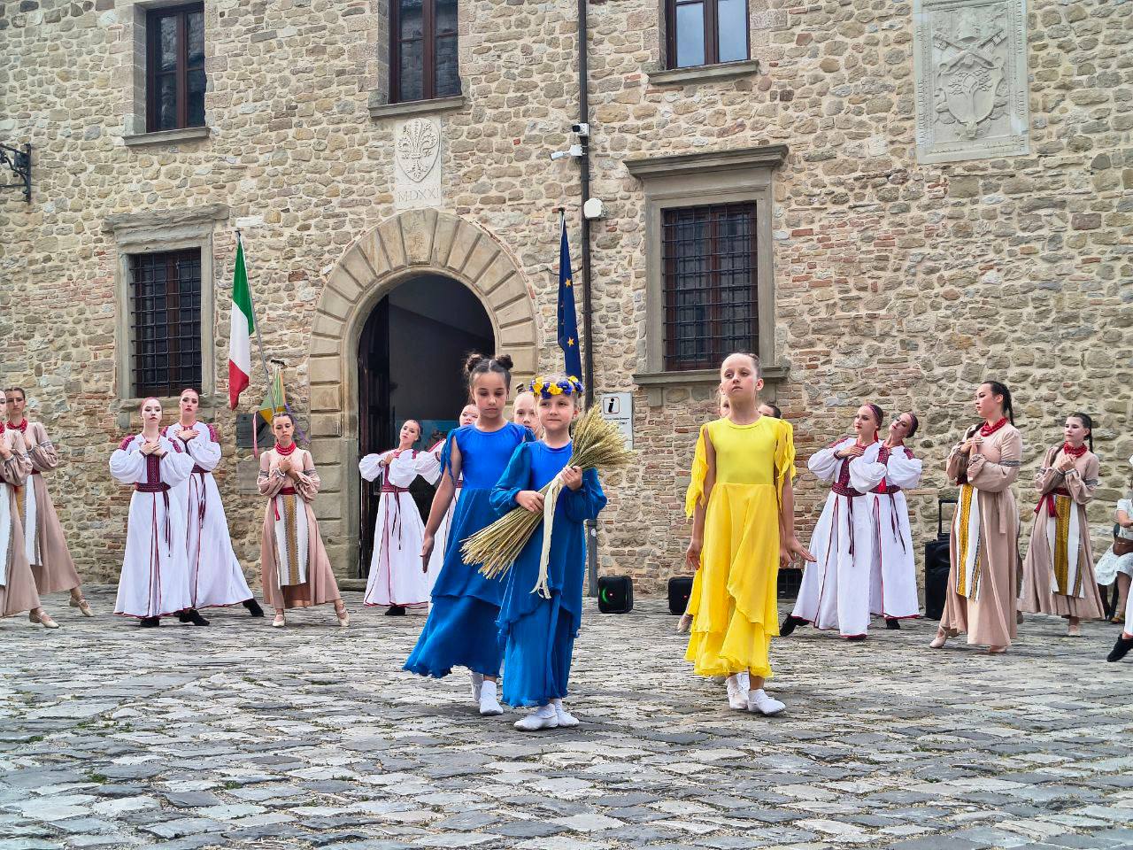 Юнi кропивничани мистецтвом танцю демонстрували в Iталiї волю українцiв  до Перемоги