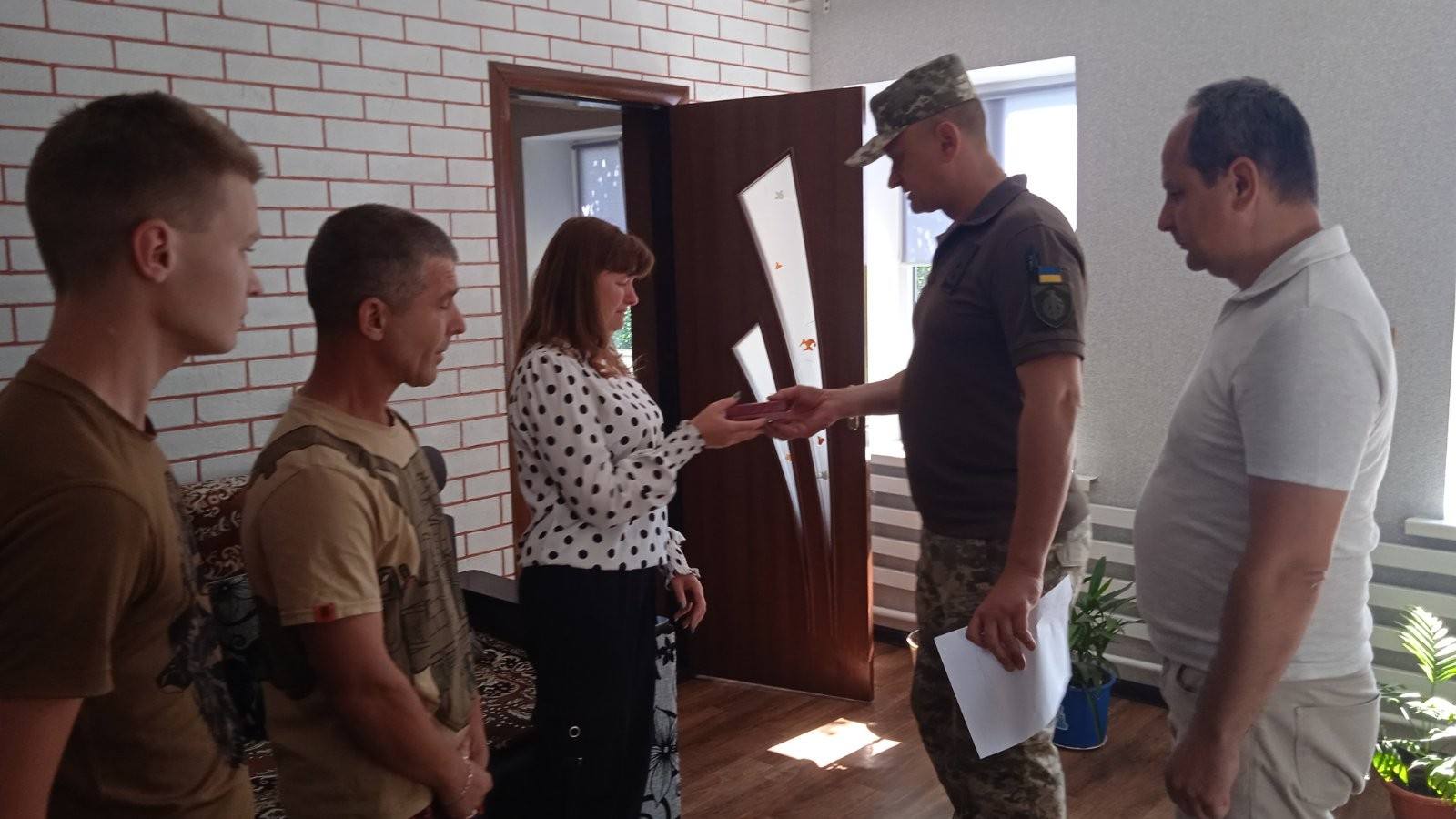 Родинам загиблих захисникiв з Кiровоградщини вручили державнi нагороди