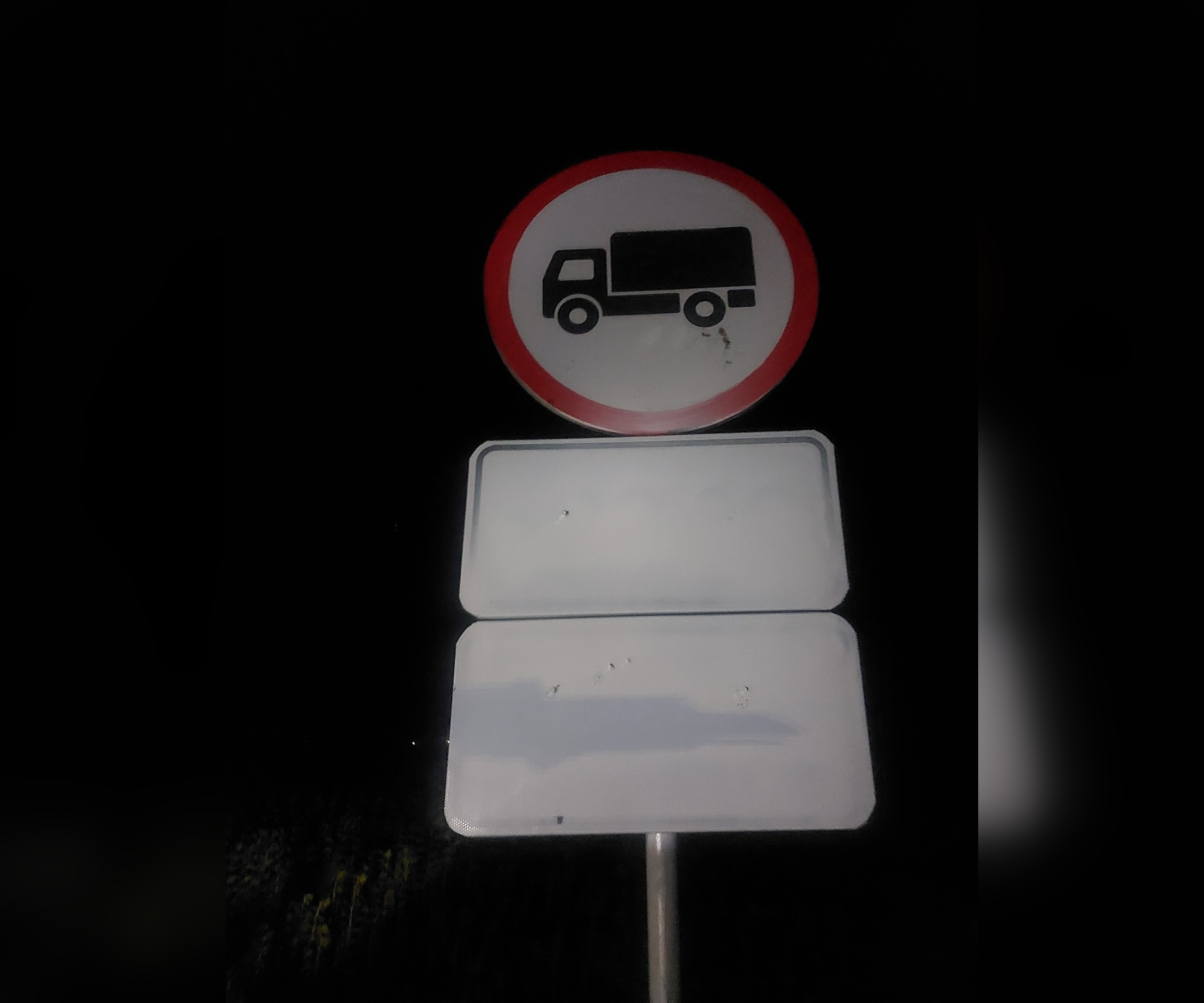 Невідомі пошкодили дорожні знаки у громаді на Кіровоградщині