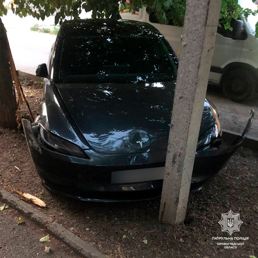 У Кропивницькому водiй врiзався у дерево i стовп