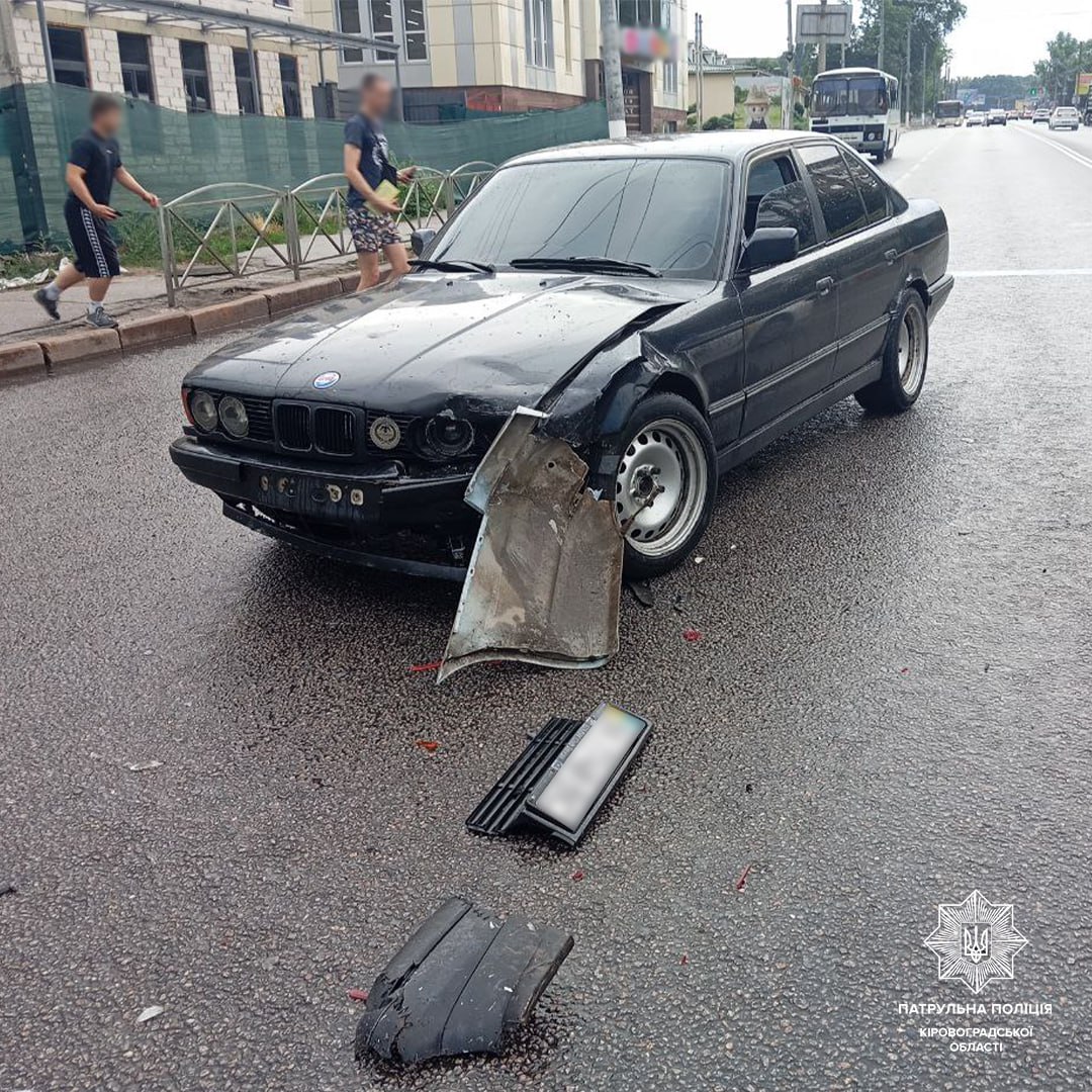 У Кропивницькому водiй BMW врiзався в автiвку попереду