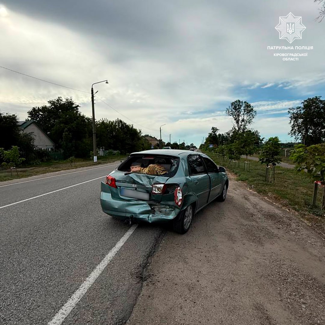 На Кiровоградщинi водiй вантажного фургона врiзався в легковик