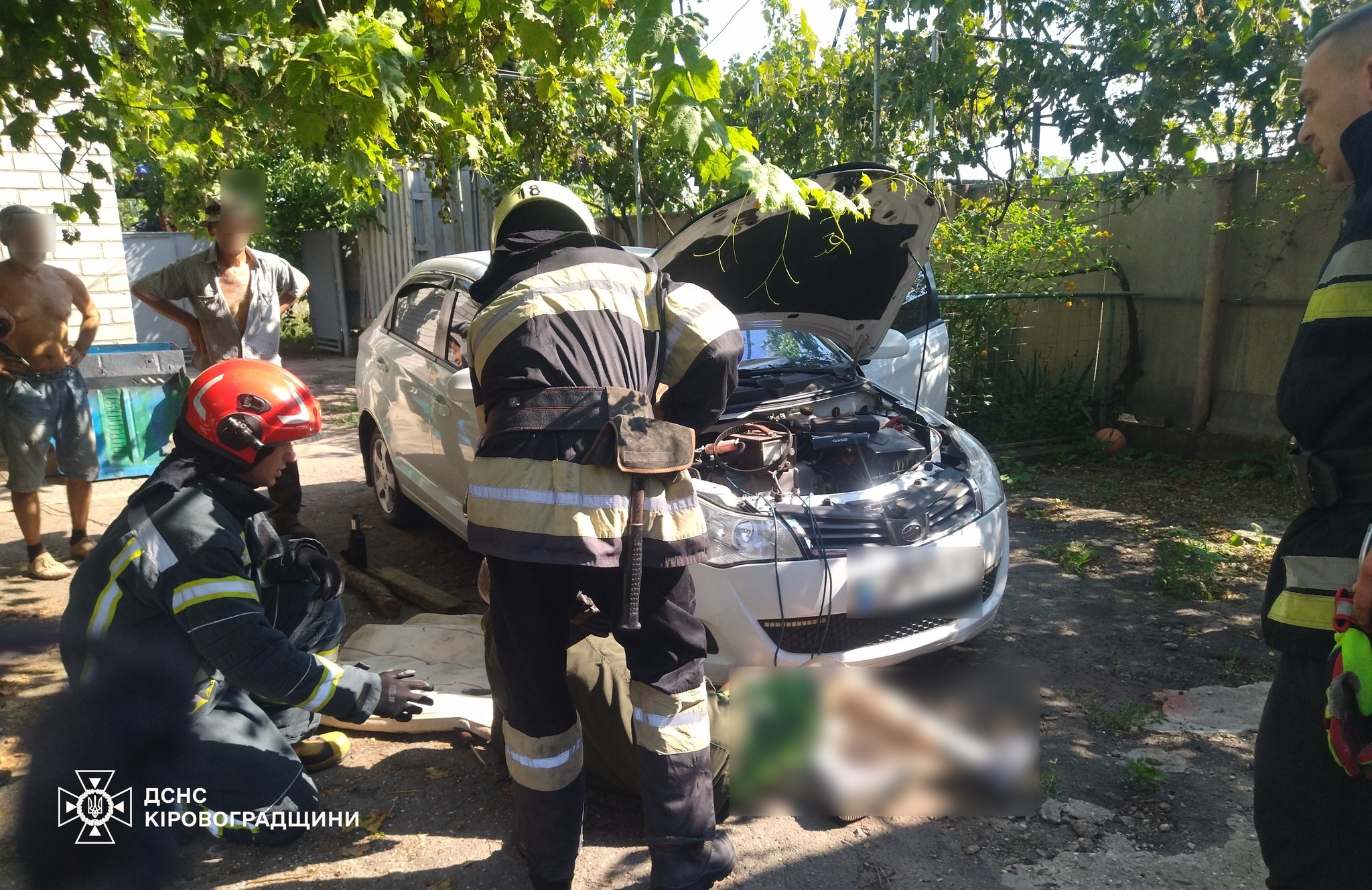 В одній з громад Кіровоградщини чоловіка привалило власною автівкою