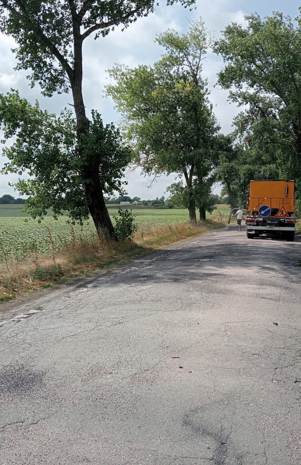 В громадi на Кiровоградщинi ремонтують дорогу за новiтньою технологiєю