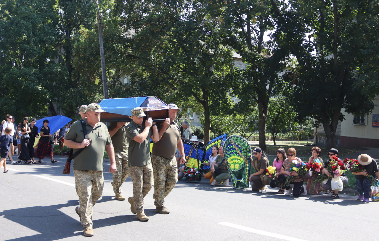 Світловодська громада провела в останню дорогу Героя України – Андрія Карабо