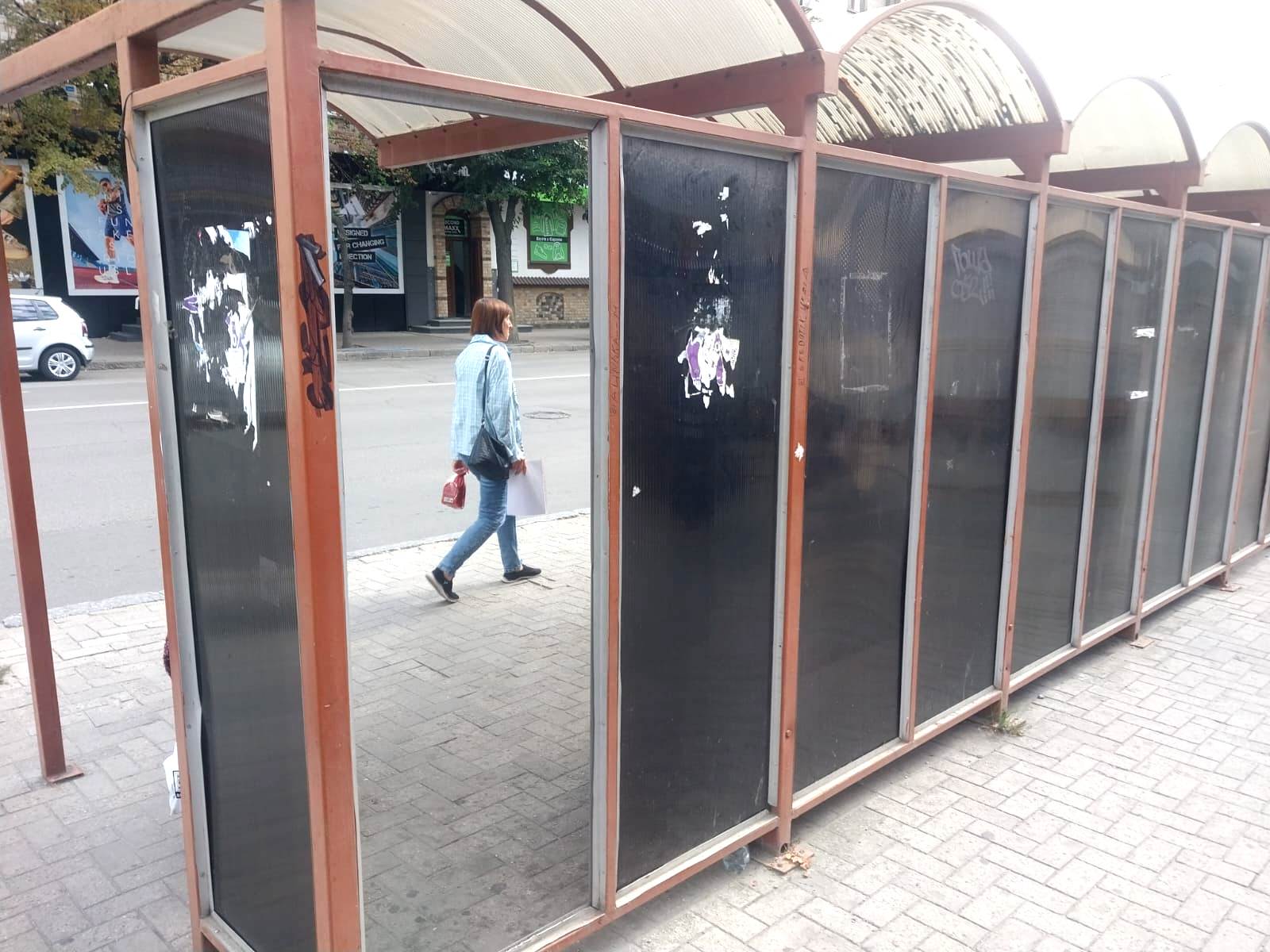 У центрі Кропивницького вандали знову пошкодили зупинку