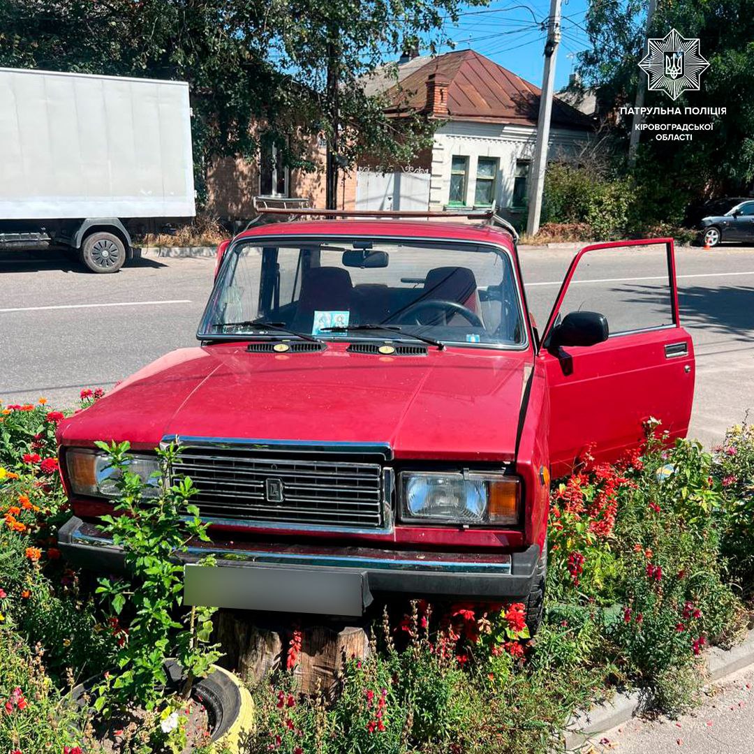 У Кропивницькому водій ВАЗу не пропустив Мазду та скоїв ДТП