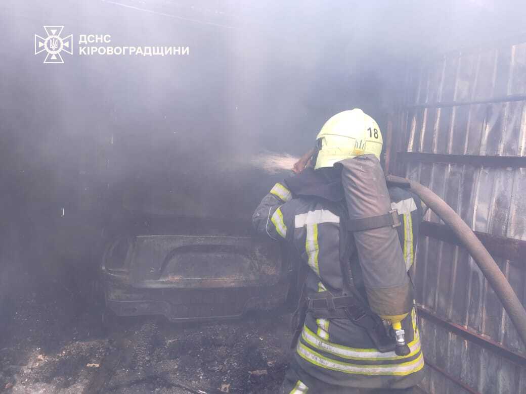 На Кiровоградщинi горiли гараж та автiвка: постраждав чоловiк
