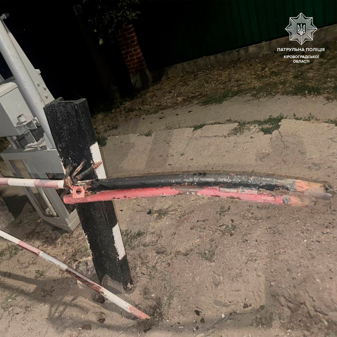 П’яний водiй знiс шлагбаум у Кропивницькому