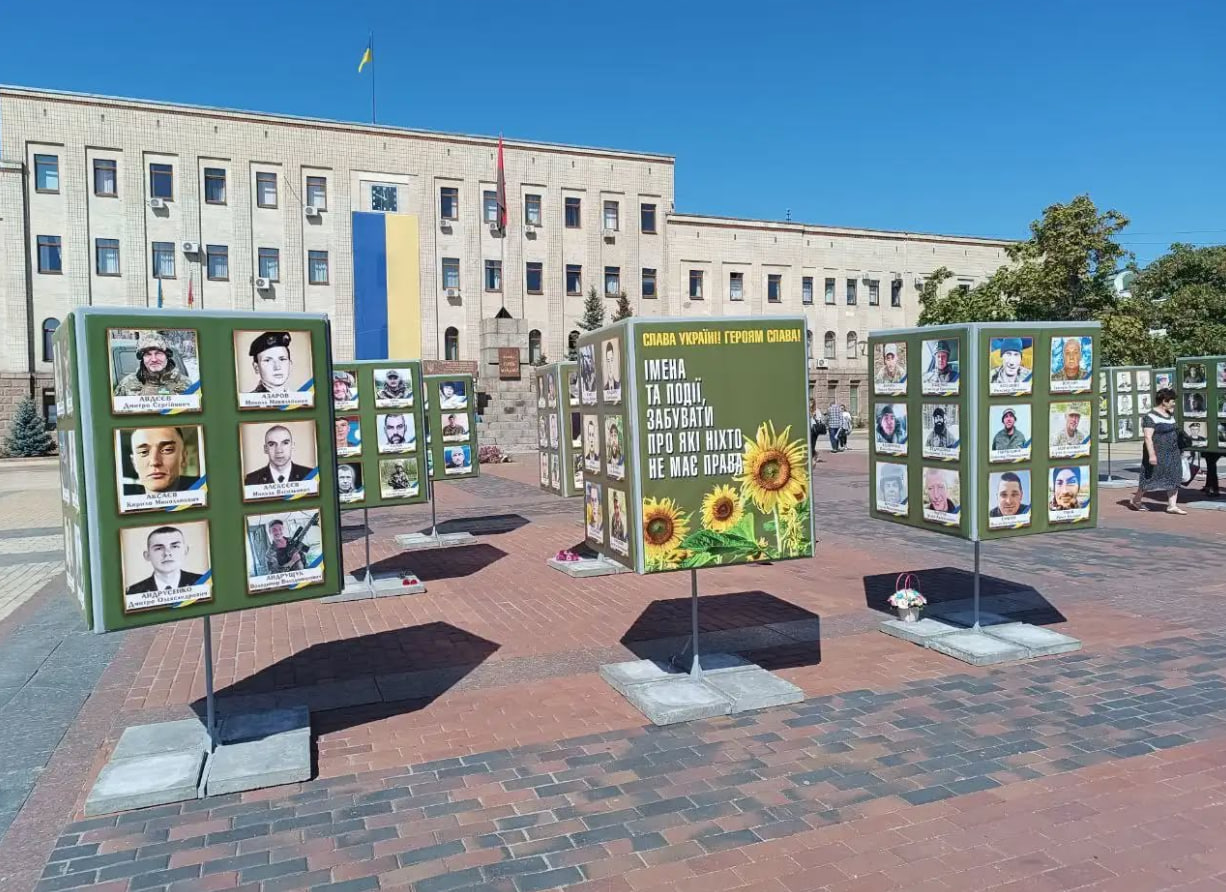 У Кропивницькому приберуть куби зі світлинами загиблих Героїв: Що кажуть у міськраді?