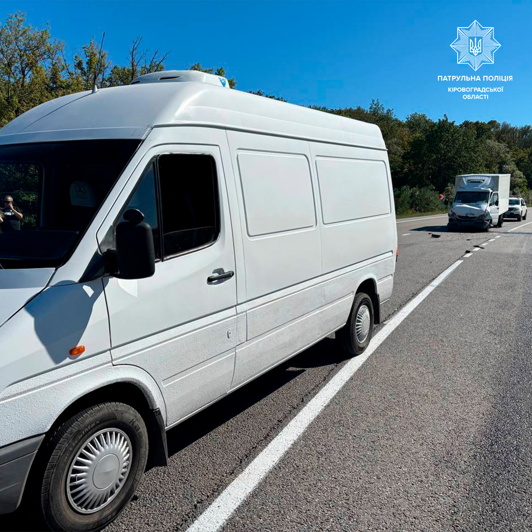 На Кіровоградщині два вантажних Мерседеси не поділили дорогу