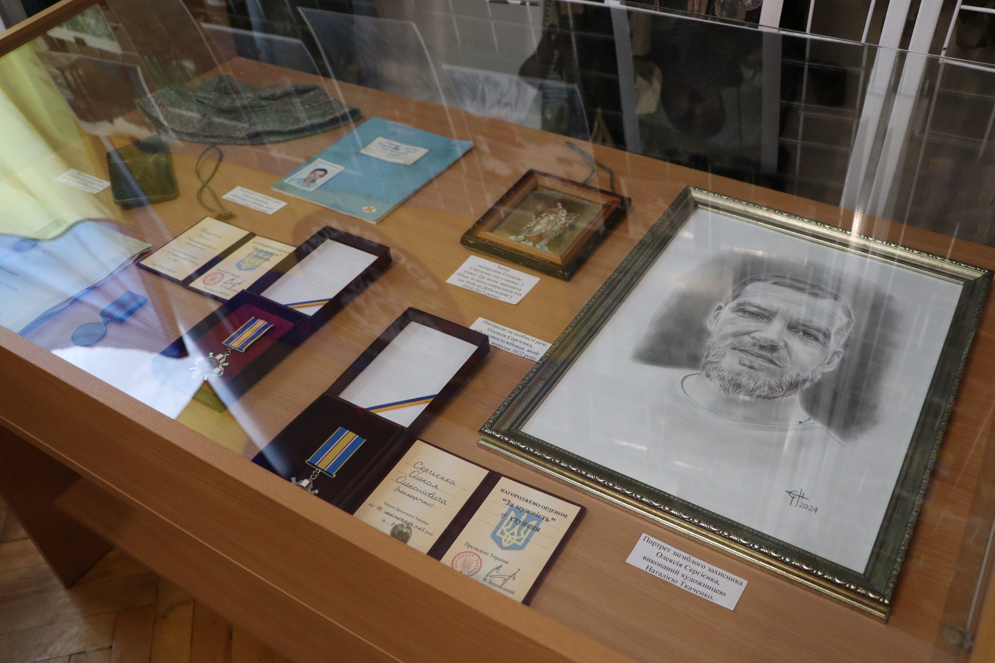 В олександрійському музеї відкрили виставку пам’яті трьох полеглих Героїв