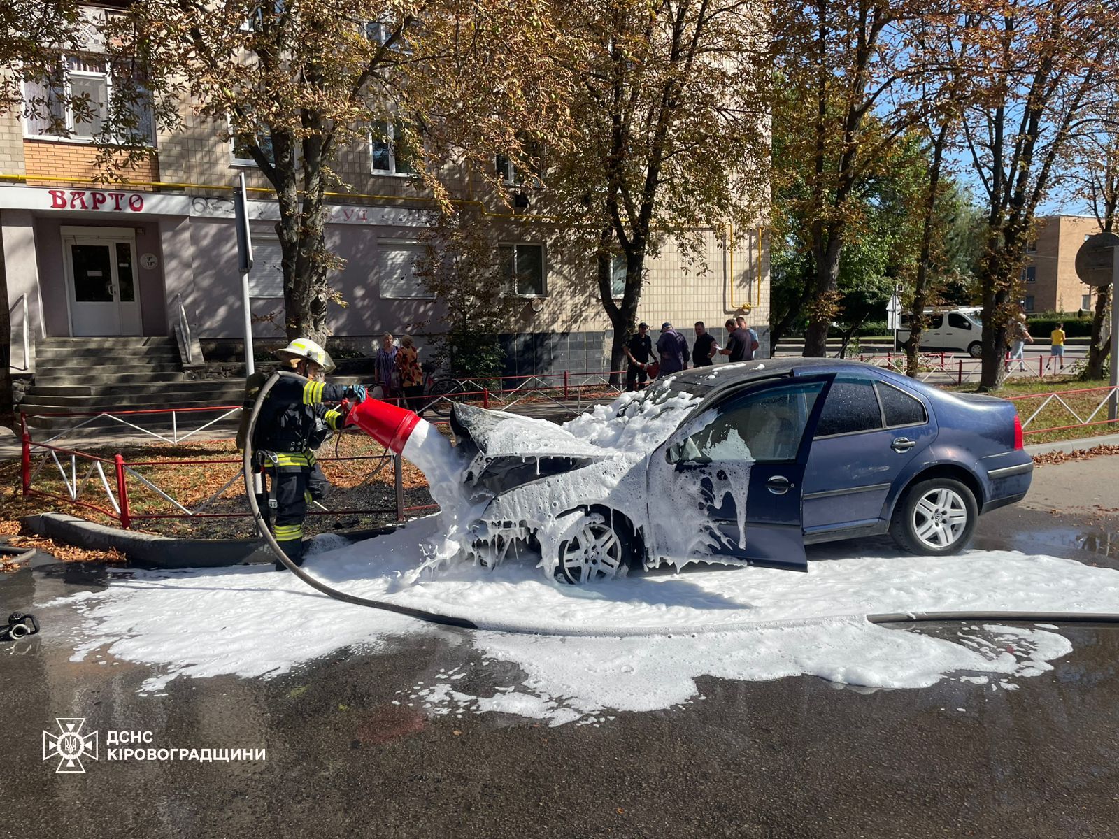 На Кіровоградщині рятували від вогню будинки та легковик