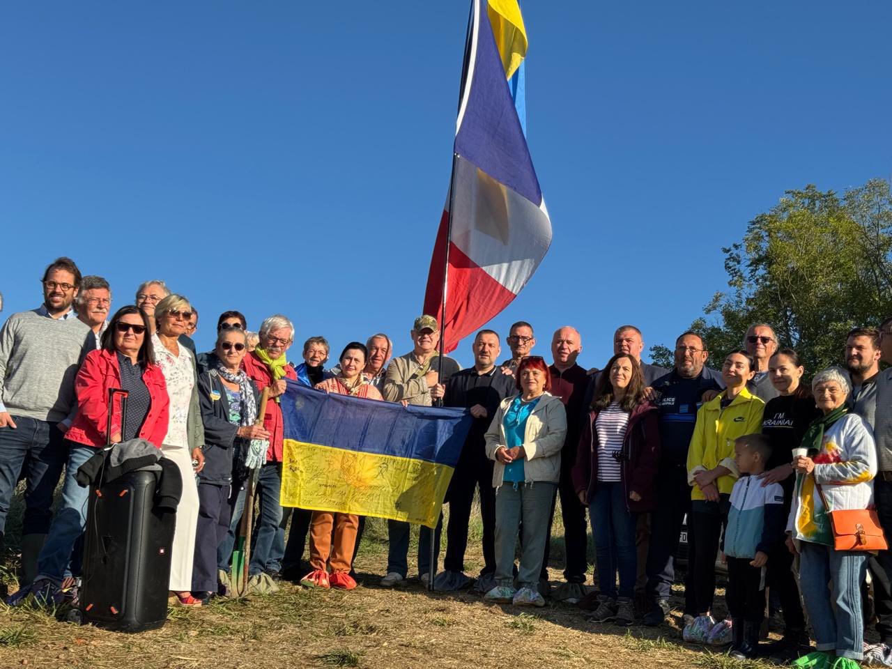 Саджанці, як символ життя та єднання: делегати з Кіровоградщини висадили дерева на французькій землі