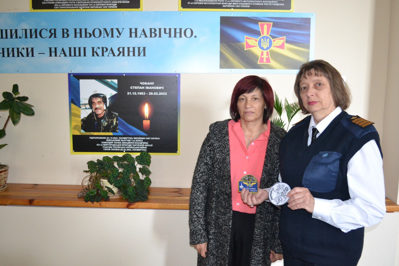 Дружина загиблого пілота з Кропивницького, передала до музею авіації його шеврони та портрет