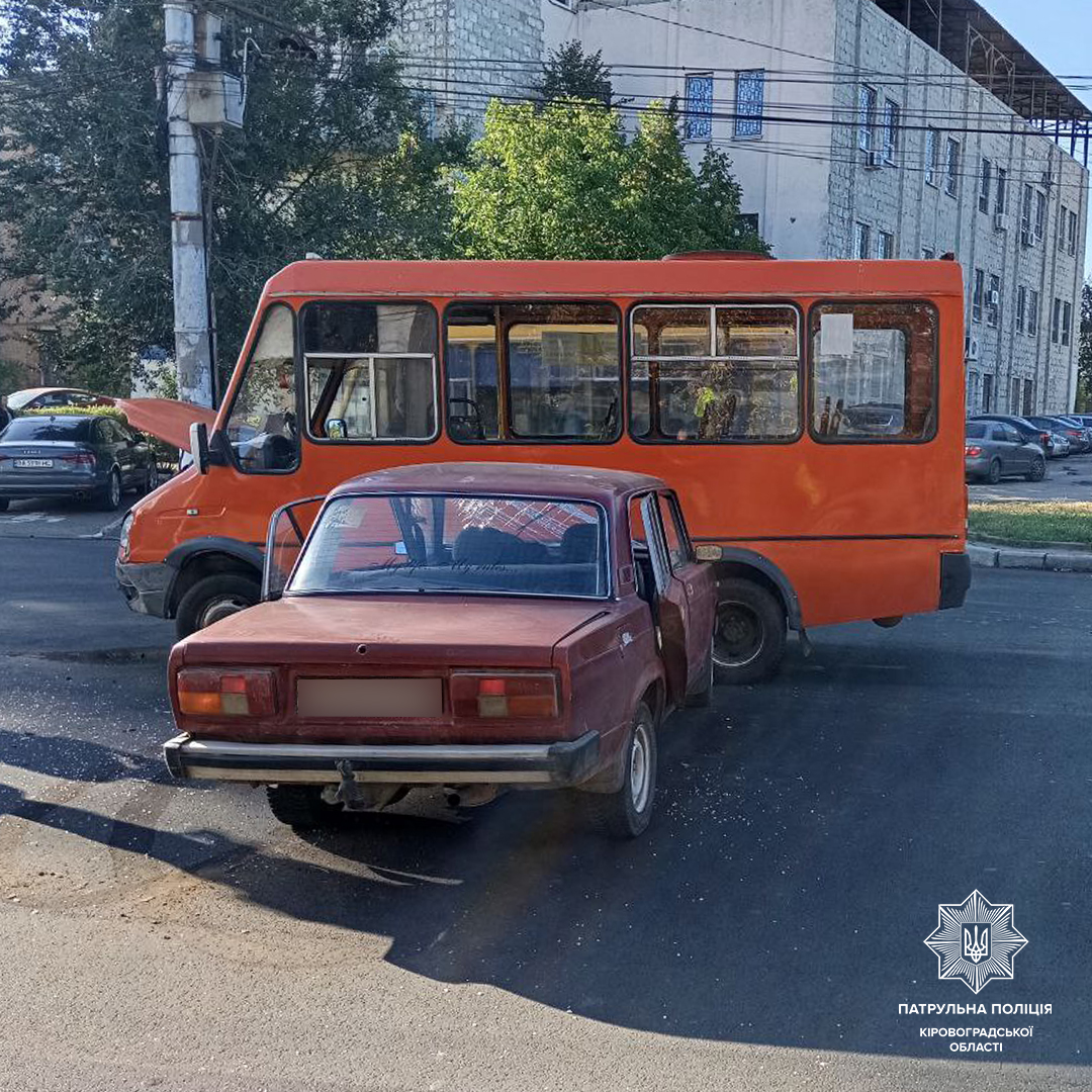 Водій ВАЗу врізався в маршрутку в Кропивницькому