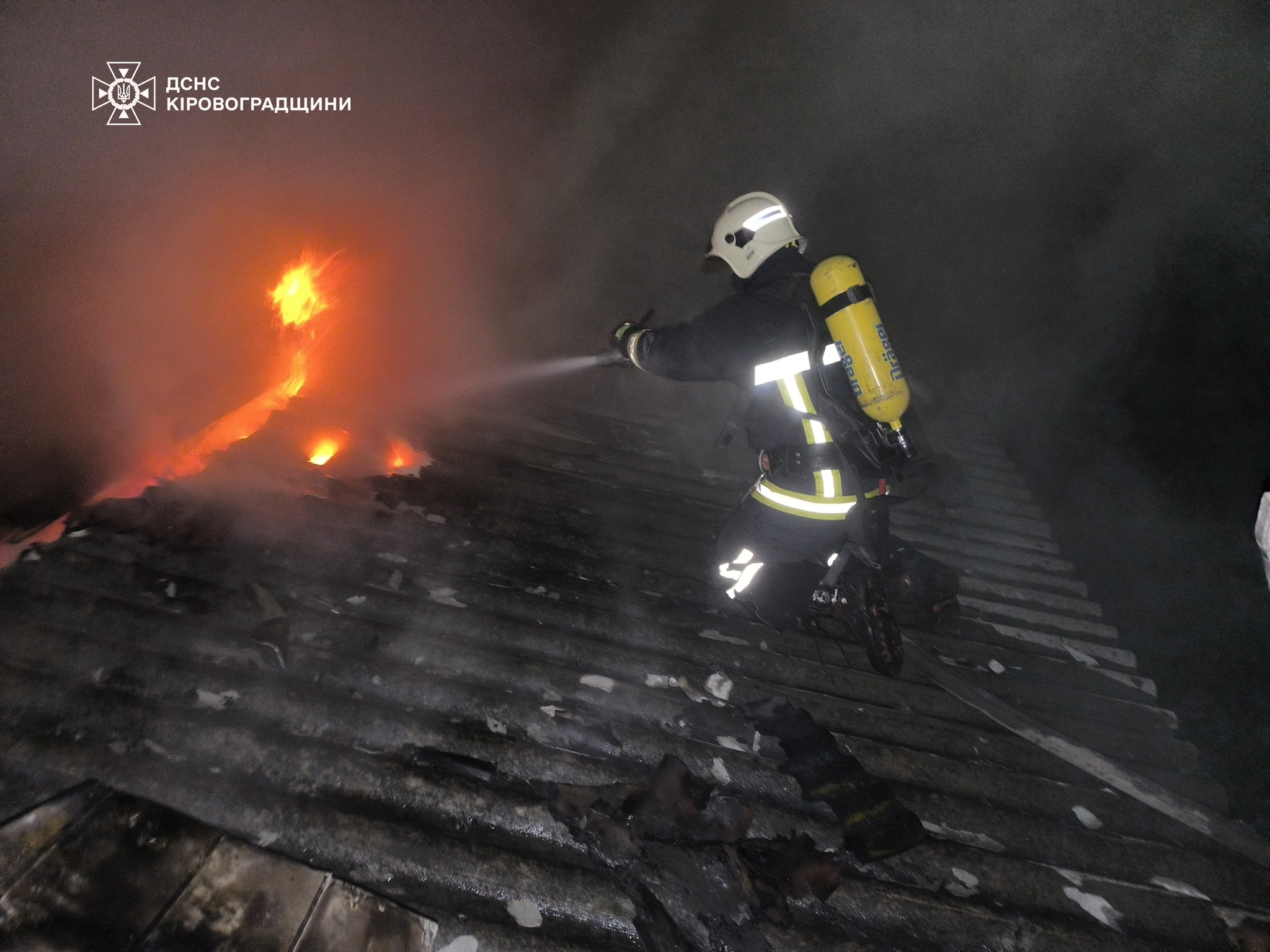 Автомобіль та будинки горіли на Кіровоградщині