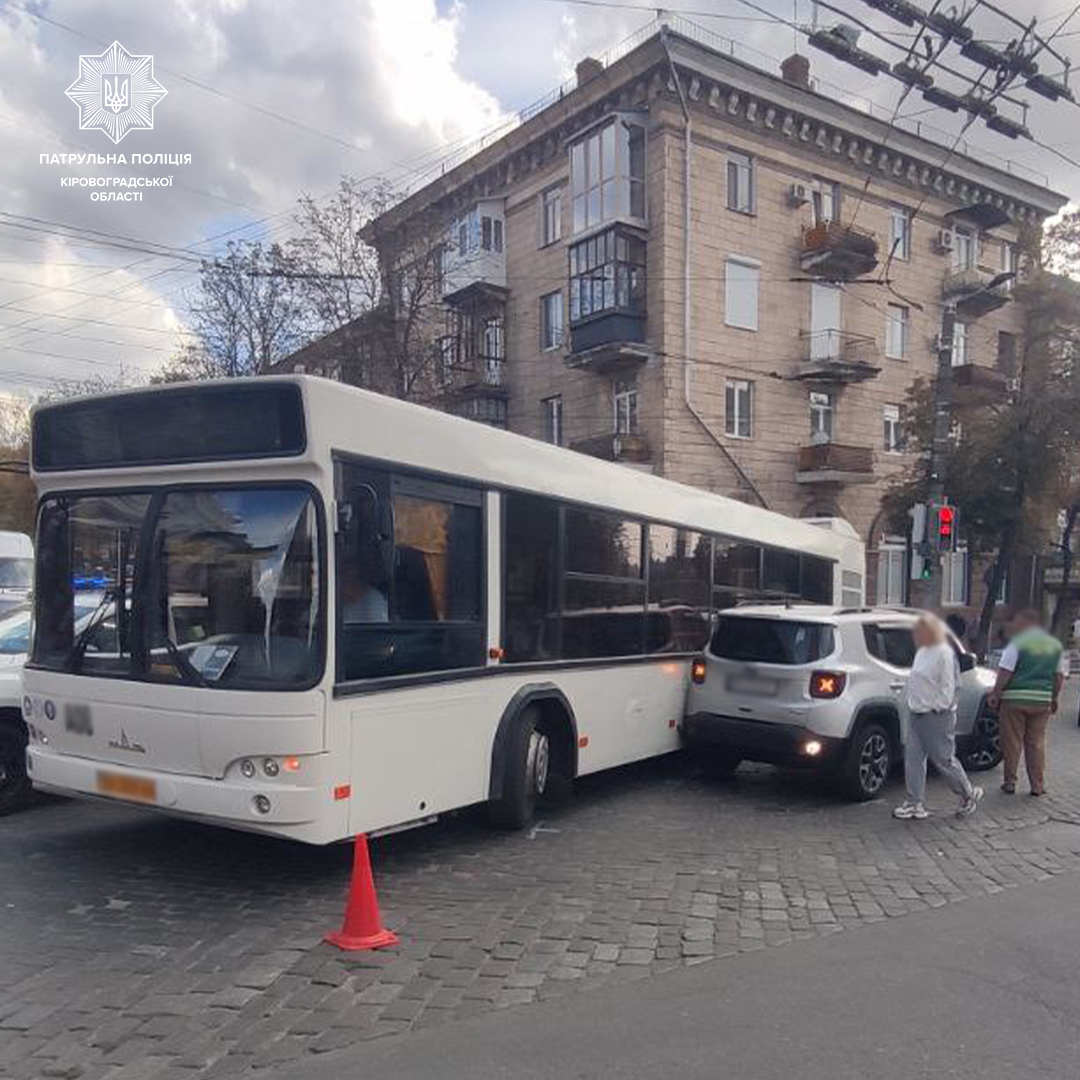 У центрі Кропивницького водій автобуса був неуважним