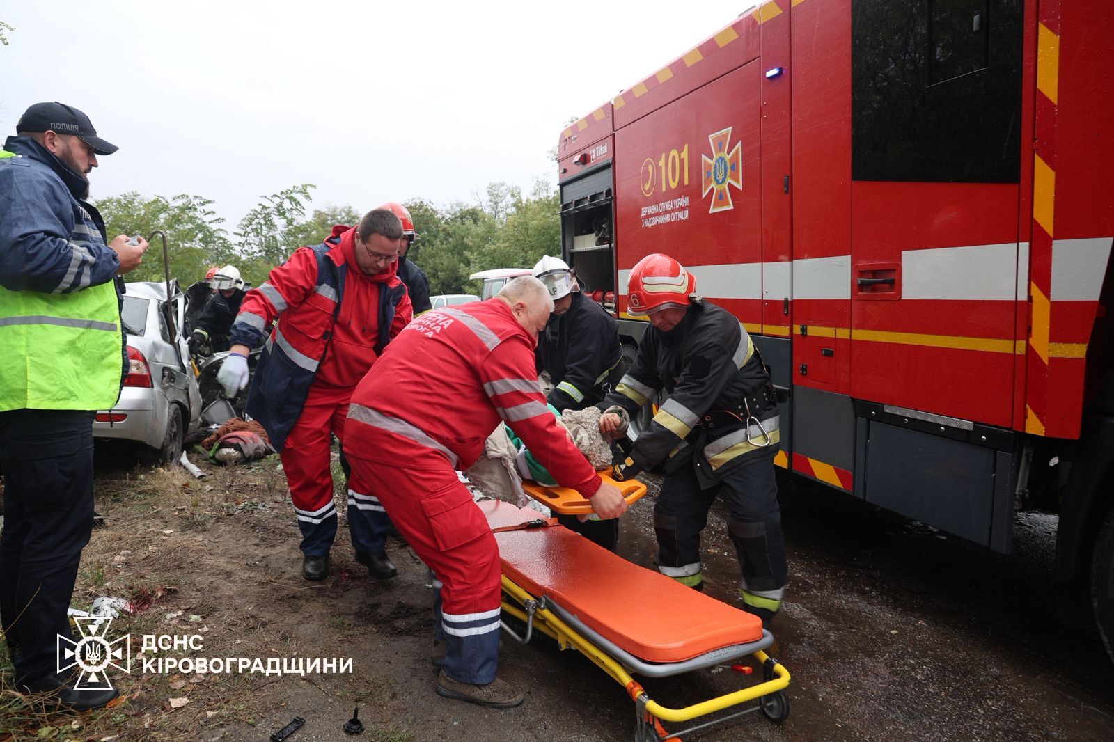 У Кропивницькому жінку деблокували з понівеченої автівки