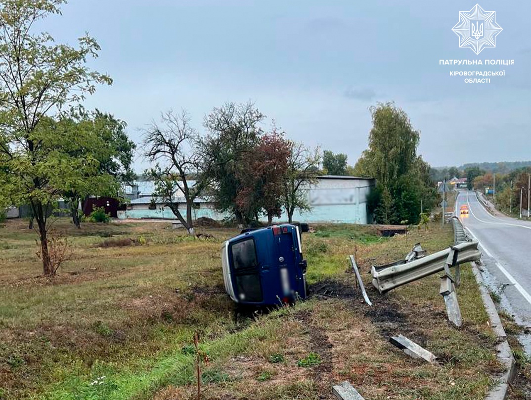 На Кіровоградщині Volkswagen вилетів за межі дороги та наїхав на огорожу