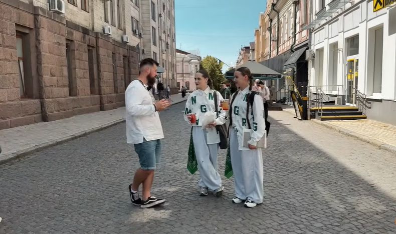 Ведучі відомого Ютуб-каналу дізнавалися що слухають кропивничани