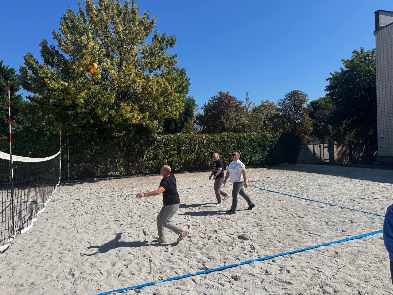 У Кропивницькому виші відкрили новий волейбольний майданчик на піску