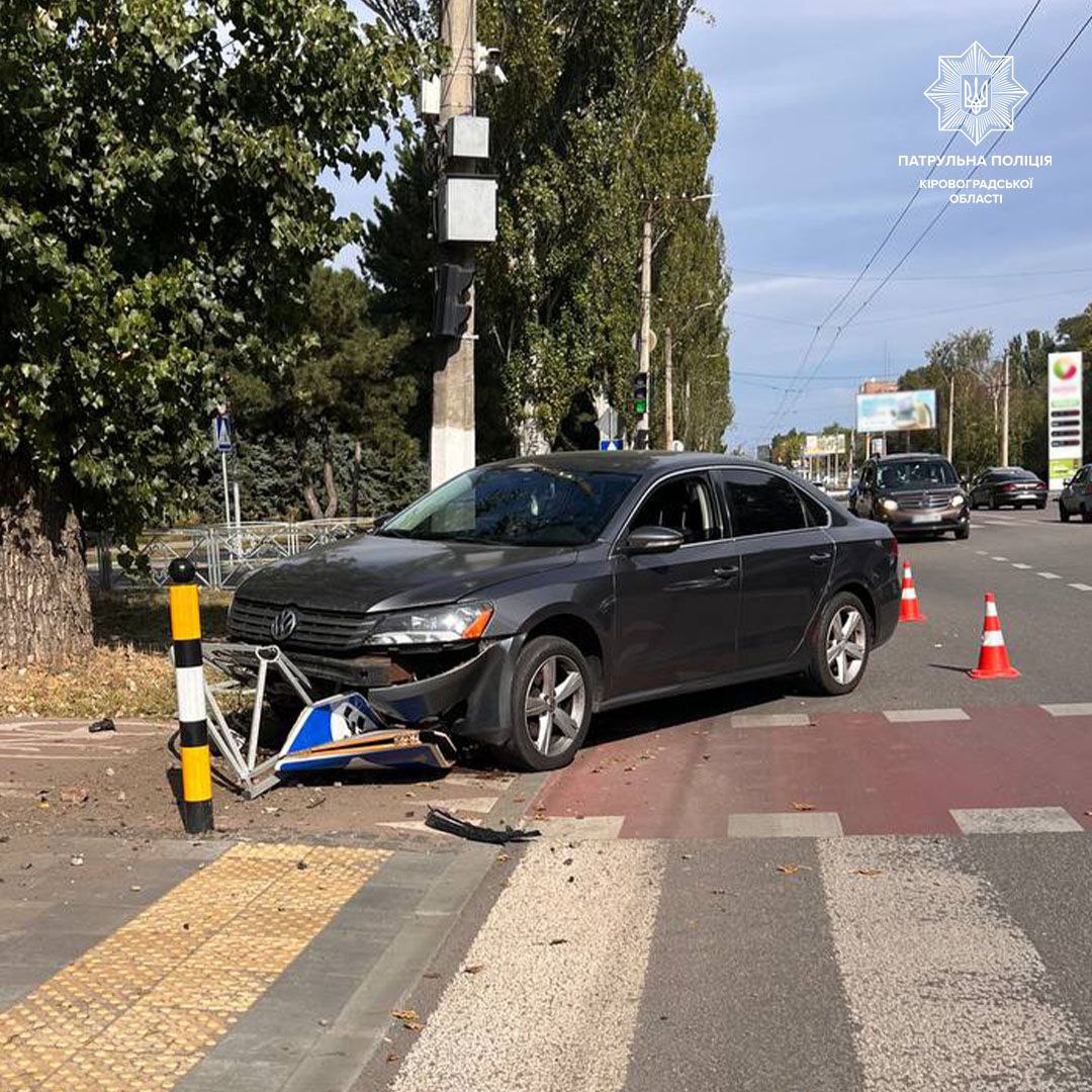 У Кропивницькому водій влетів в дорожній знак та огорожу