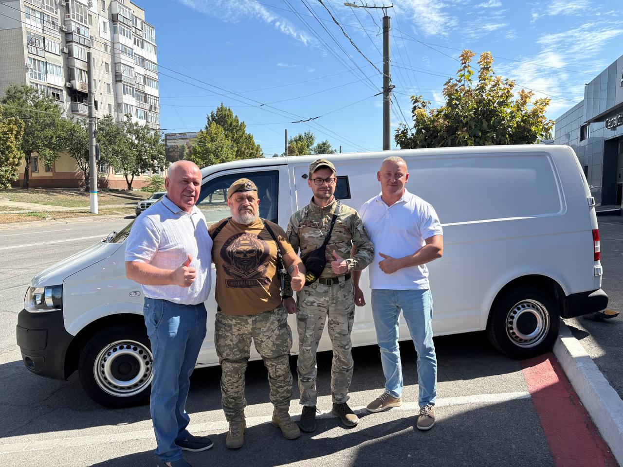Олександр Чорноіваненко передав воїнам інкасаторський бронебус з Європи