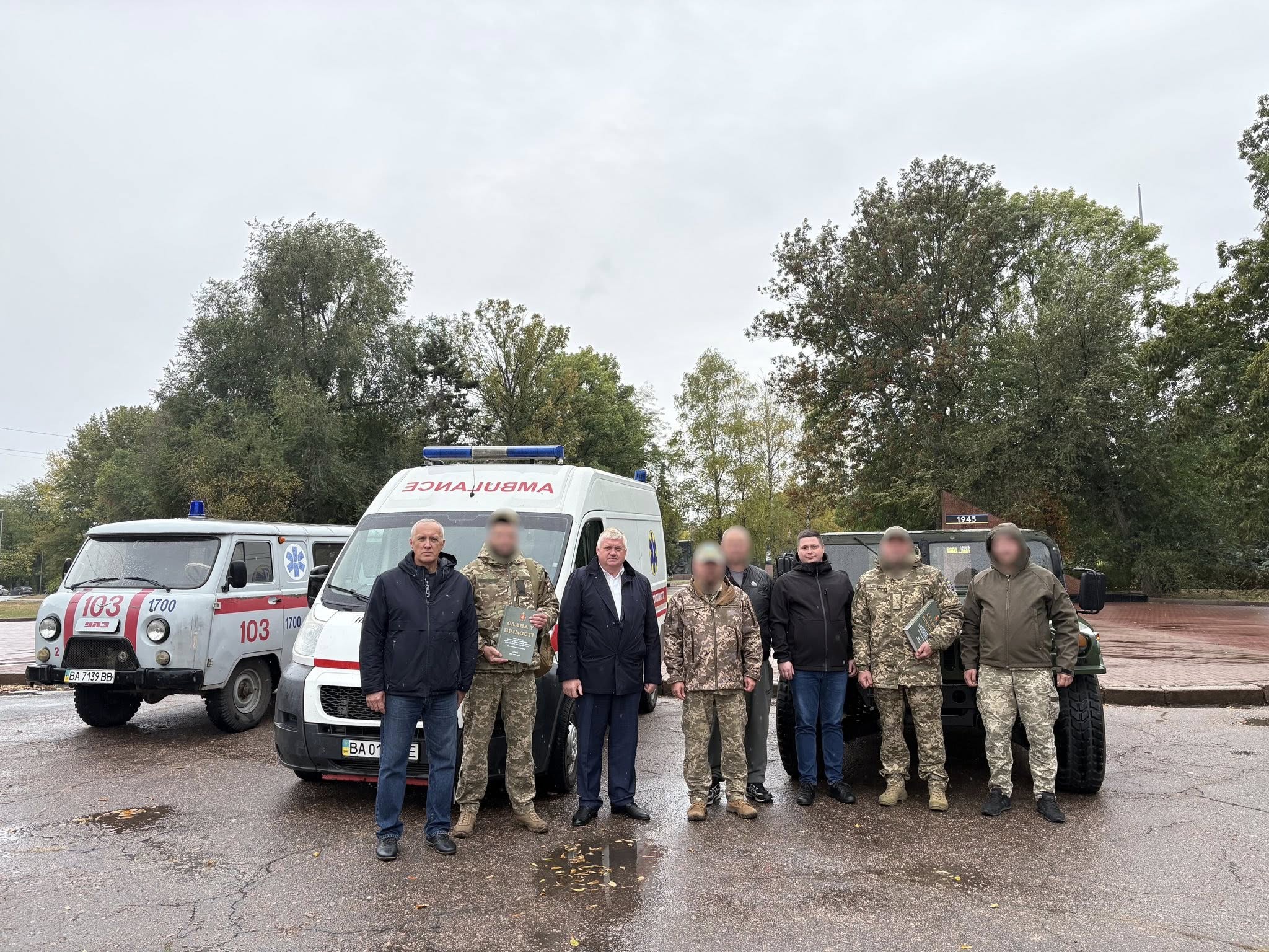 Команда обласної “екстренки” передала захисникам автомобілі, які рятуватимуть життя