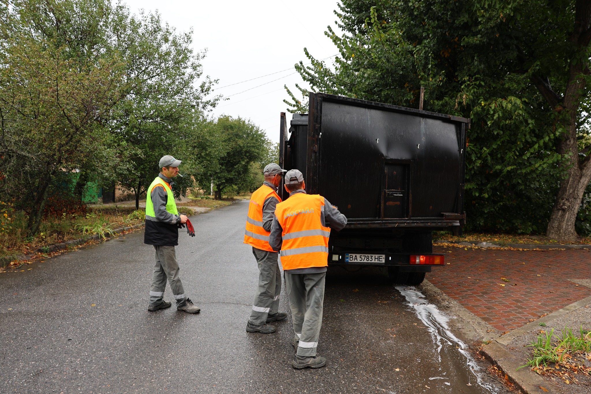 У Кропивницькому встановлюють новий вид контейнерів для сміття