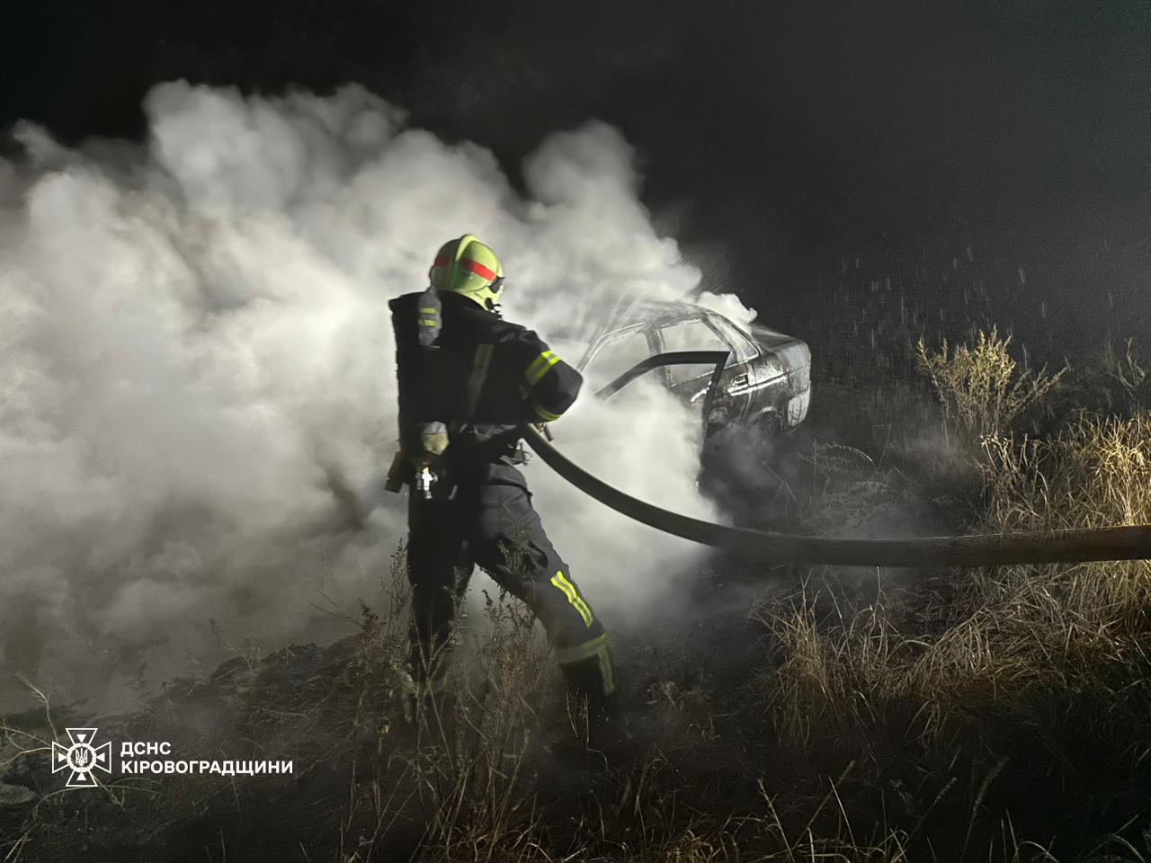 На Кіровоградщині рятували від пожежі автівку, дерево й житло