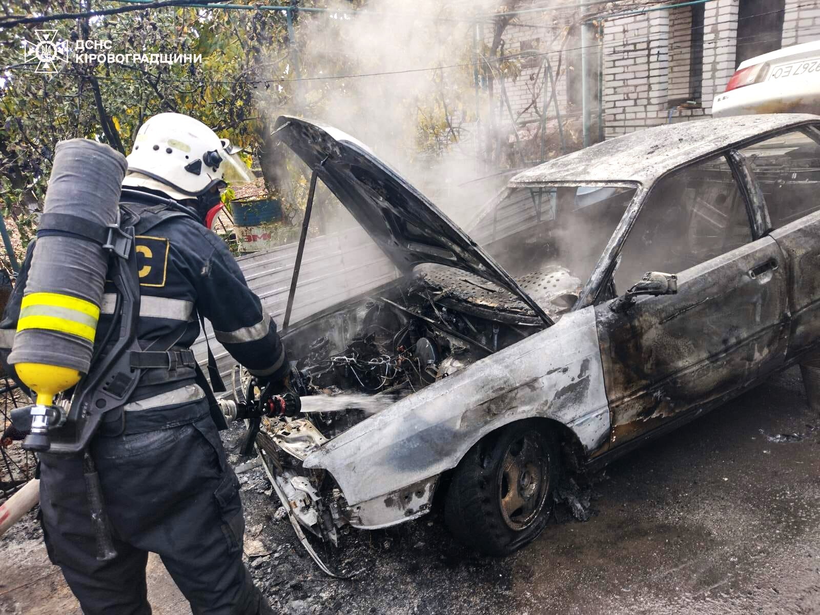 У дворі на Кіровоградщині загорілася автівка