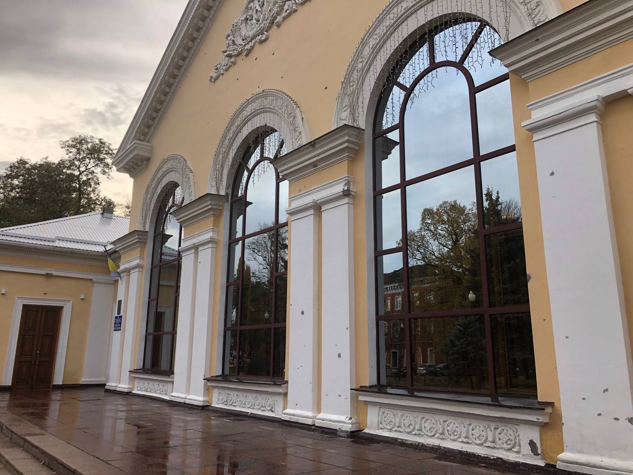 У філармонії замінили пошкодженні після ворожої повітряної атаки вікна 