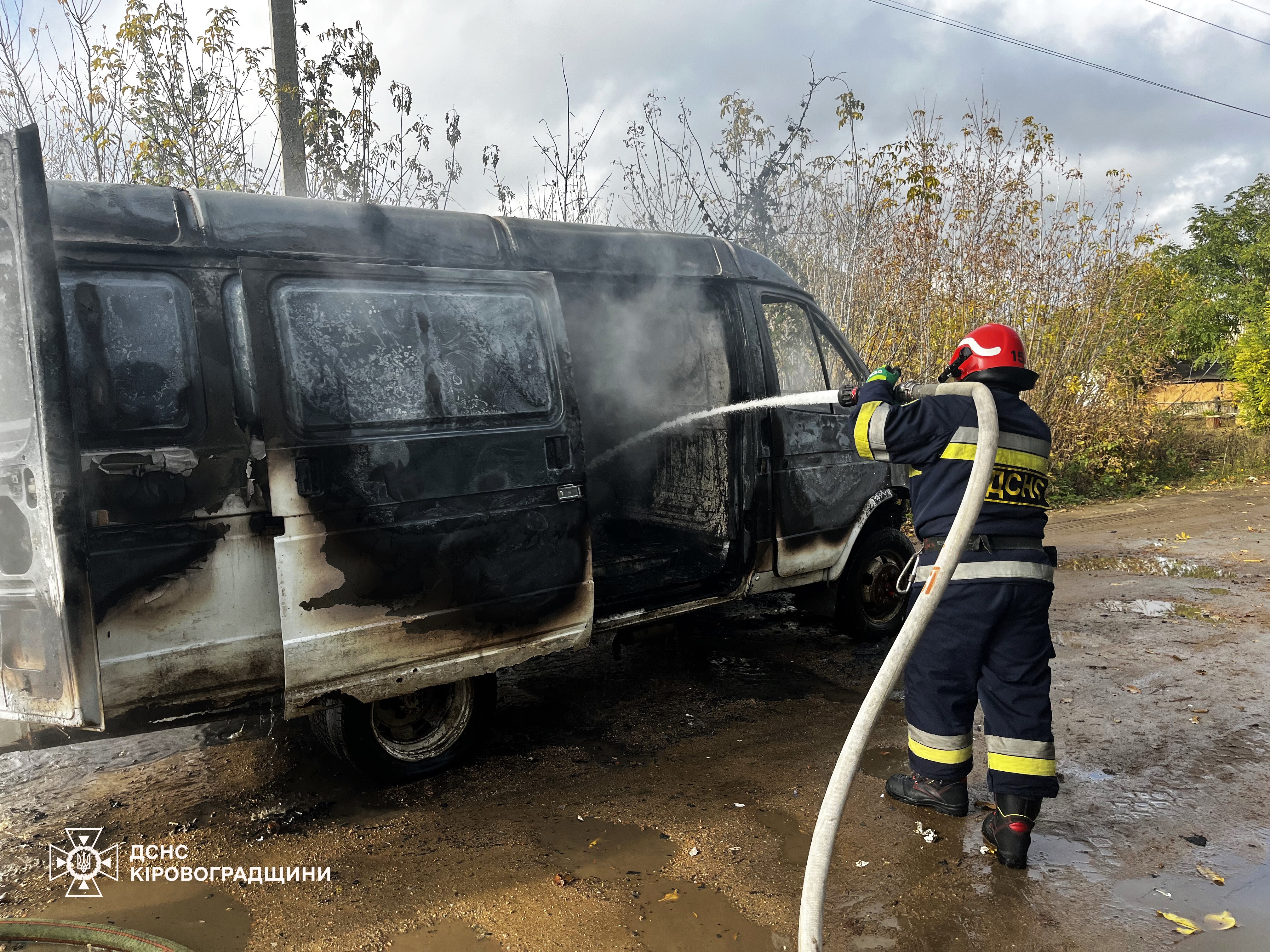 Три автівки довелося рятувати від вогню на Кіровоградщині