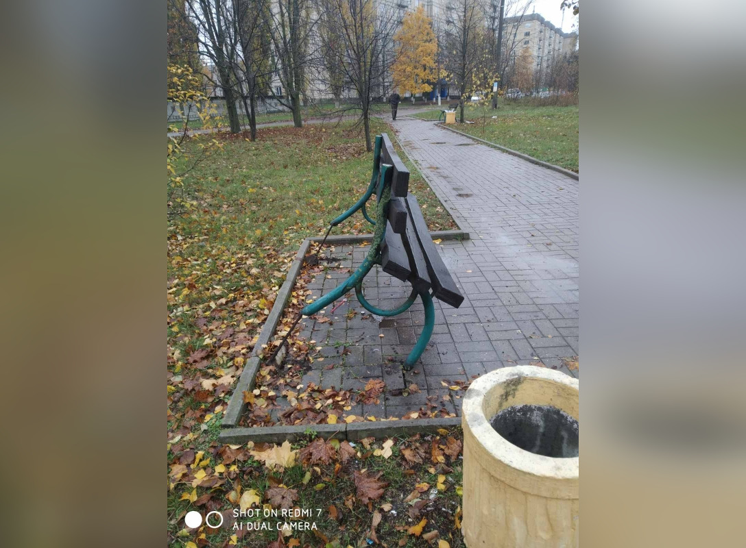 На алеї у міському парку Малої Виски знову орудували вандали