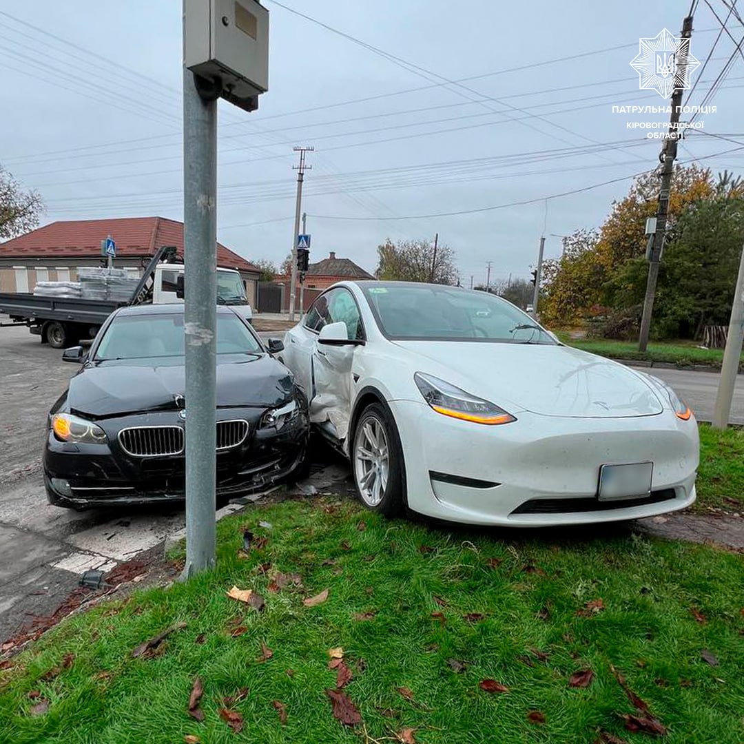 У Кропивницькому водій Tesla невдало “проскочив” перехрестя