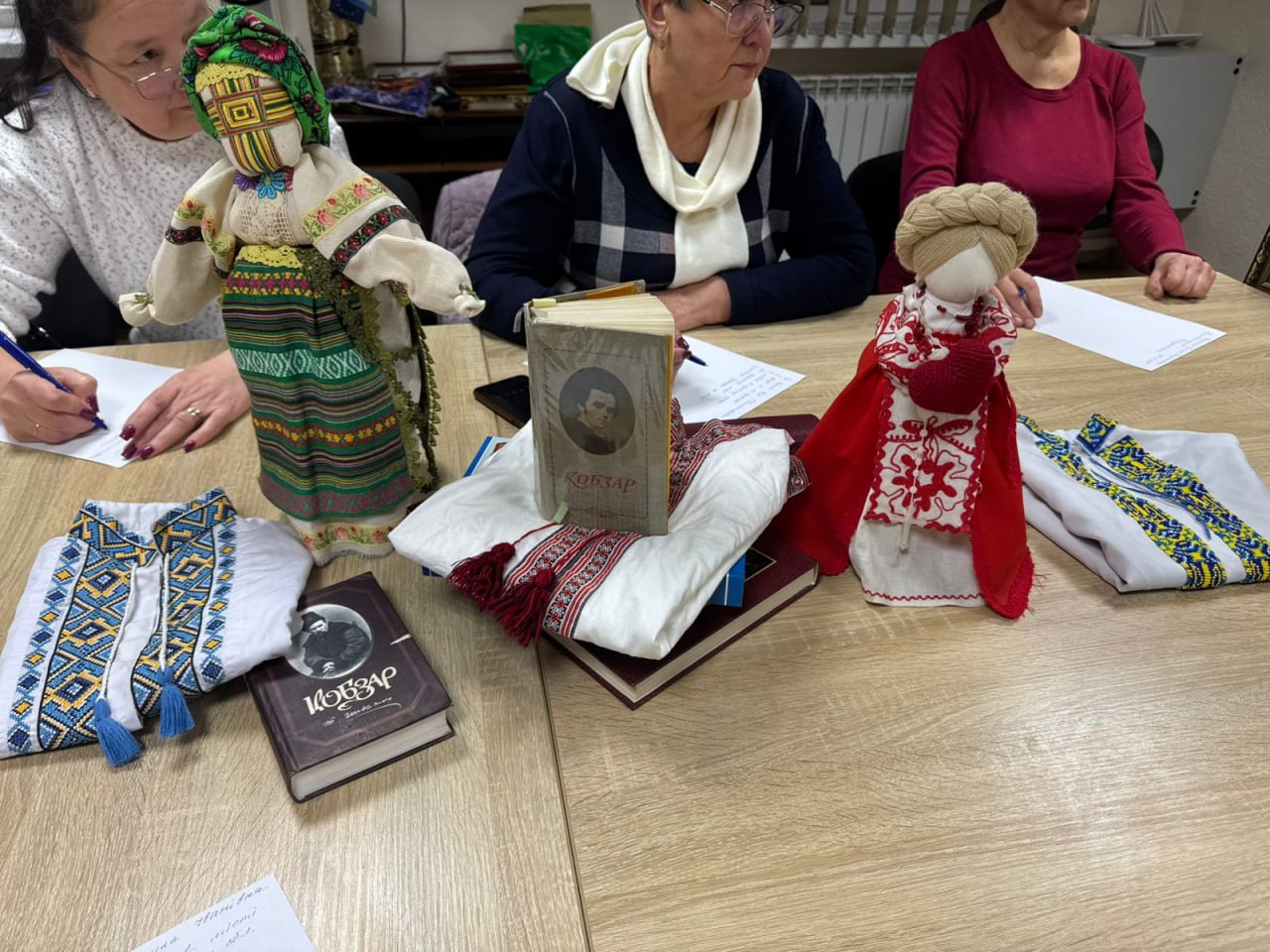 У Кропивницькому відзначили День української писемності та мови: диктант, читання Кобзаря та ляльки-мотанки