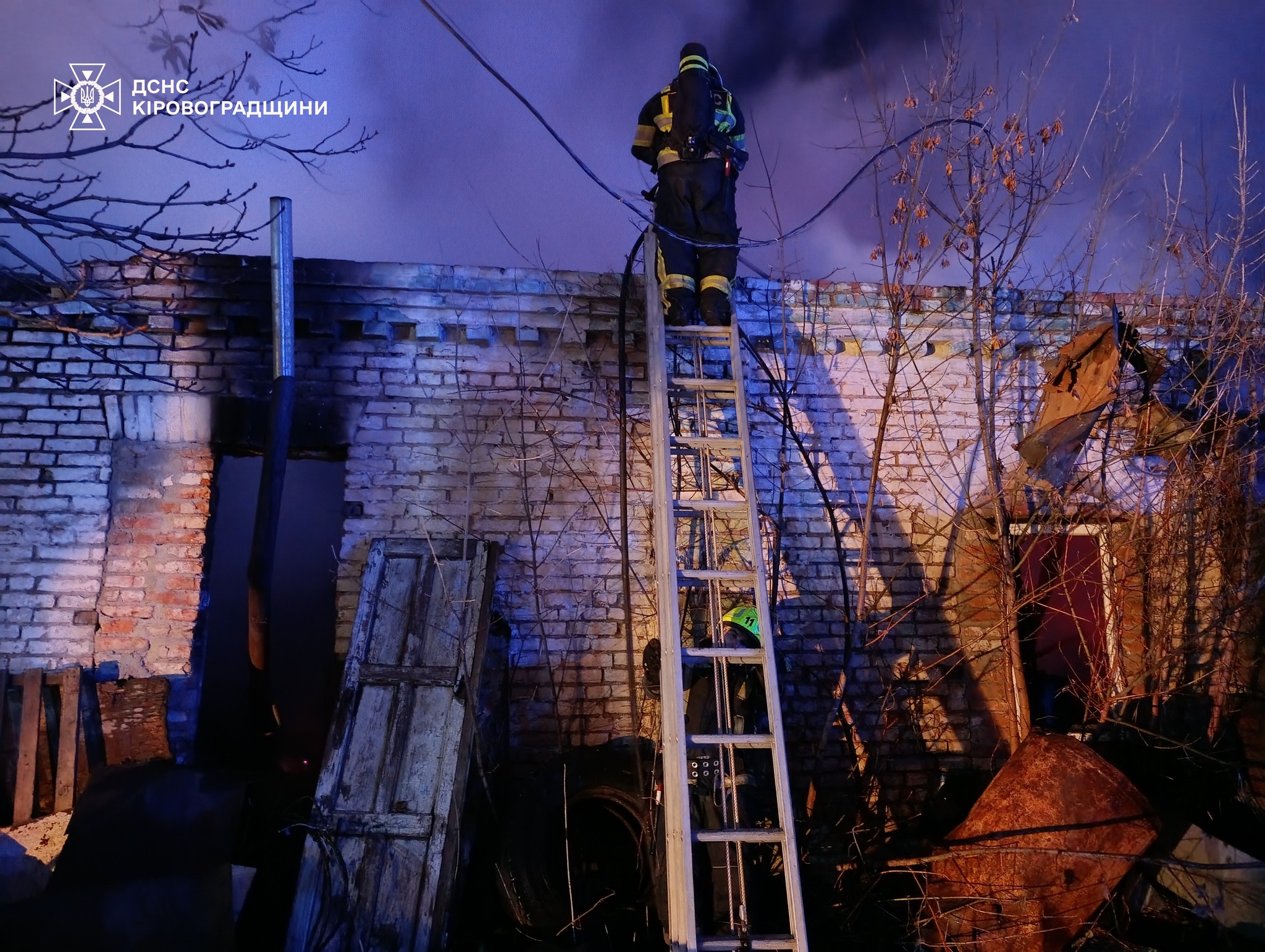 Надзвичайники Кiровоградщини загасили пожежу гаража