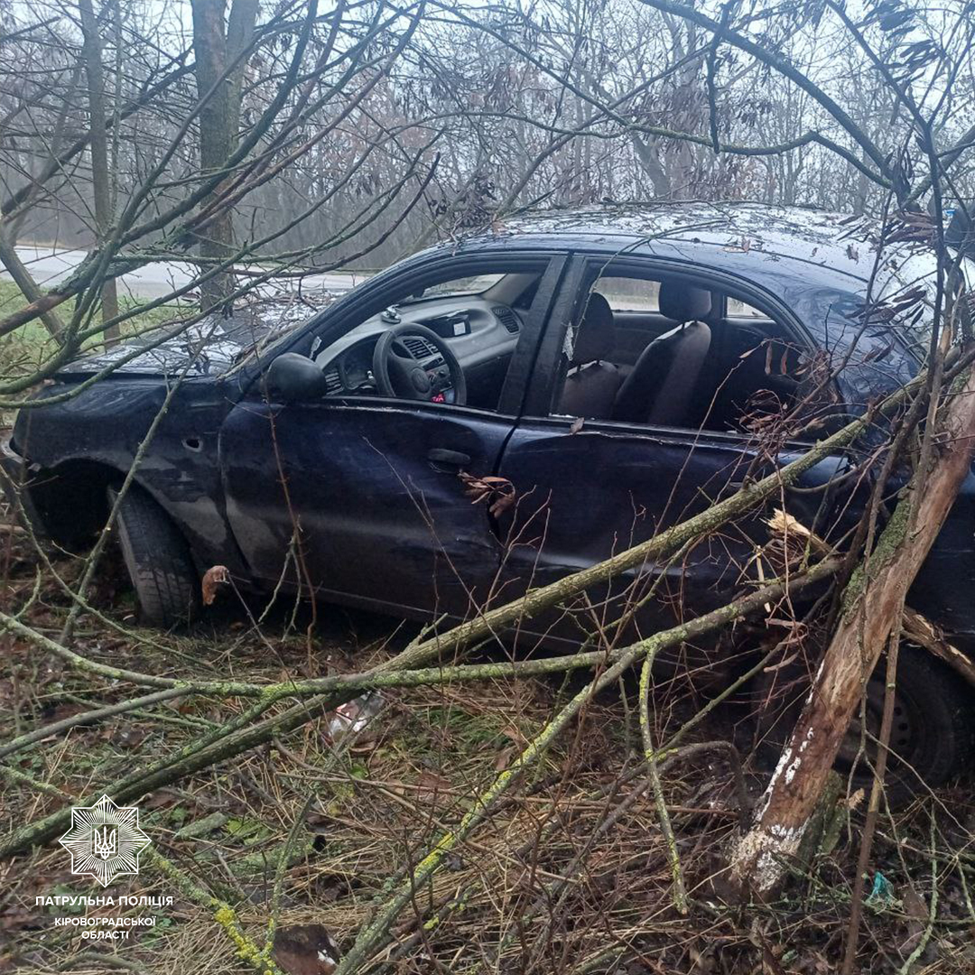 На виїзді з Кропивницького водій Mercedes скоїв ДТП