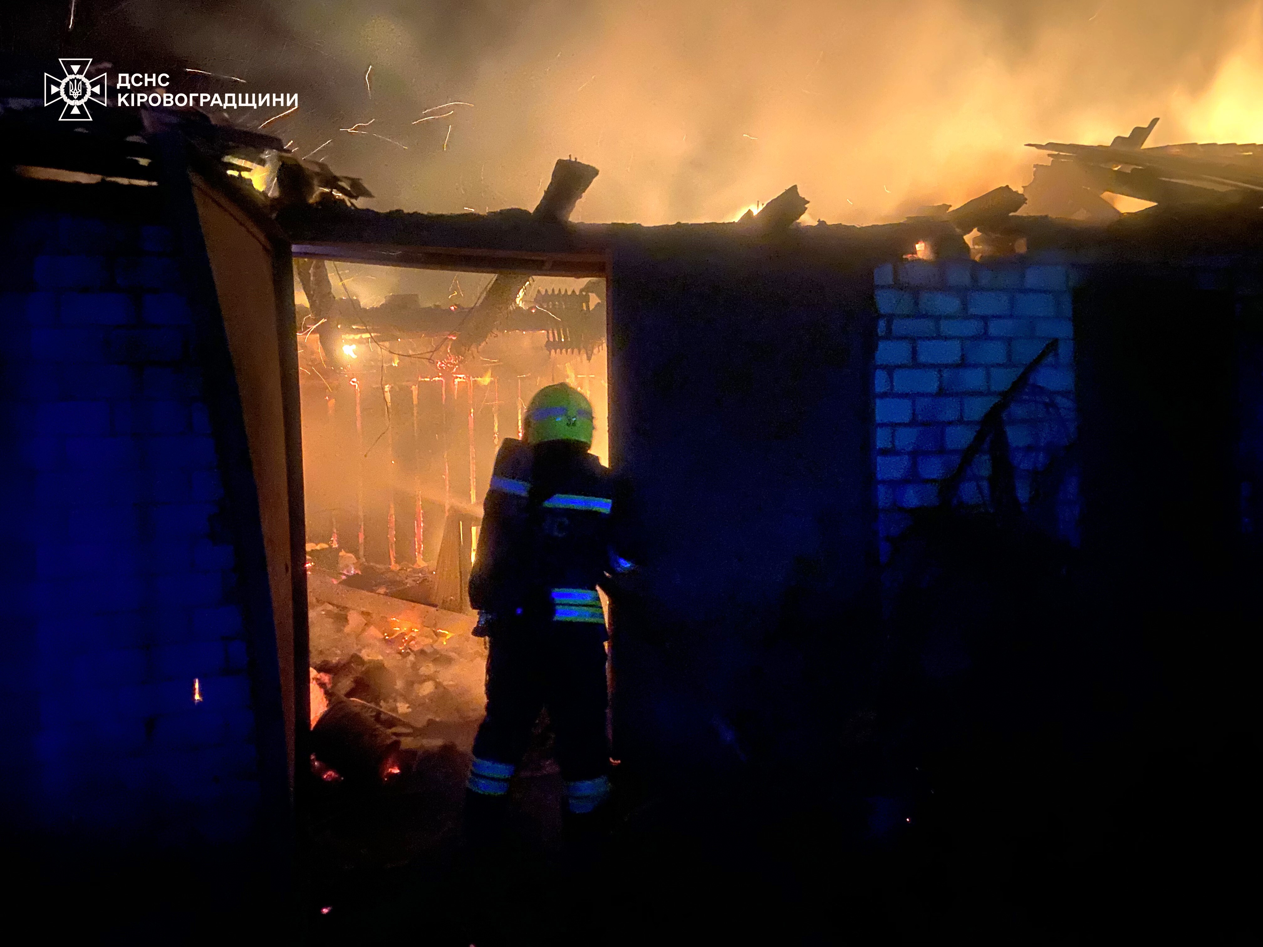 На Кіровоградщині пожежа охопила гараж та дах будинку