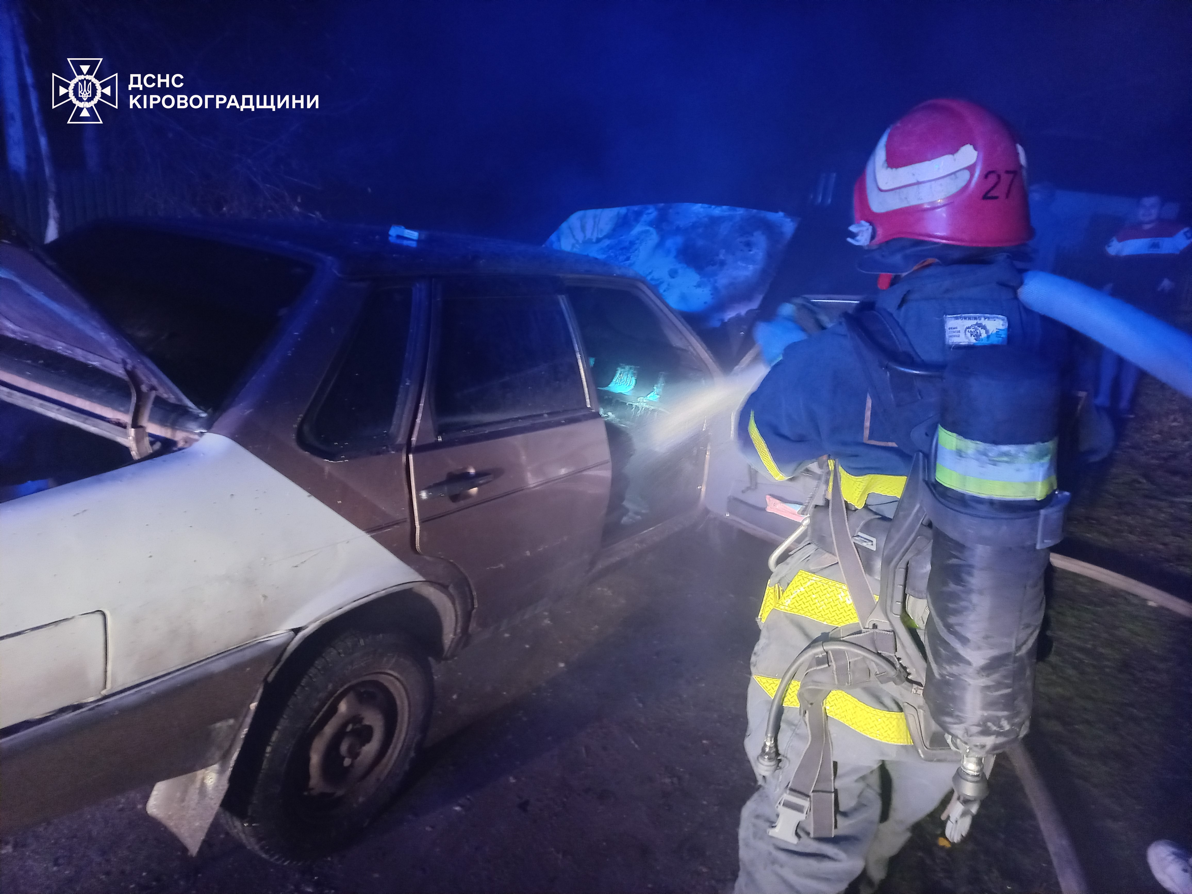 На Кіровоградщині у салоні легковика спалахнула пожежа