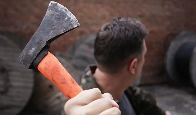 Житель Кіровоградщини вирішив владнати конфлікт за допомогою сокири