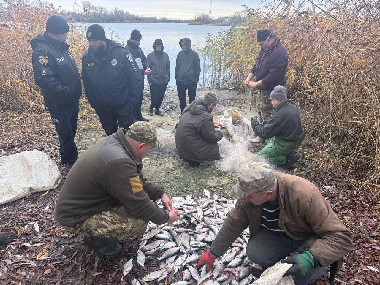 На водосховищi Кiровоградщини виявили порушникiв: один втiк на човнi