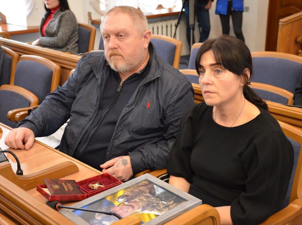 У Кіровоградській облраді родинам полеглих воїнів вручили державні нагороди