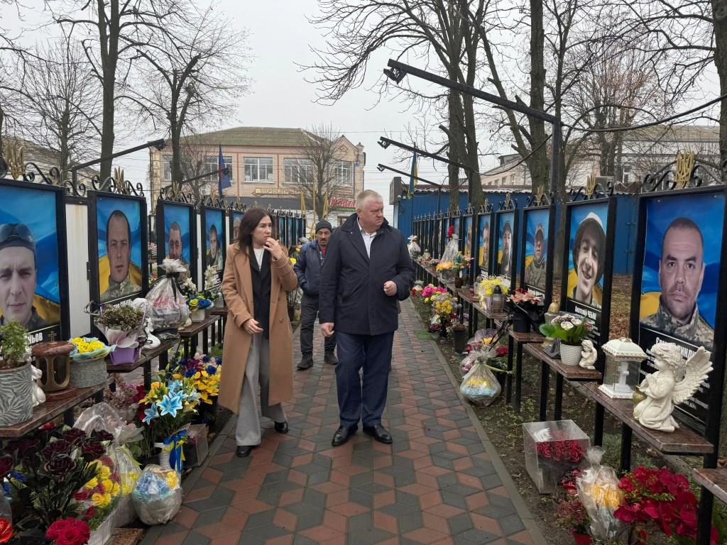 Родинам полеглих воїнів АТО/ООС з Кіровоградщини передали “Книги пам’яті”