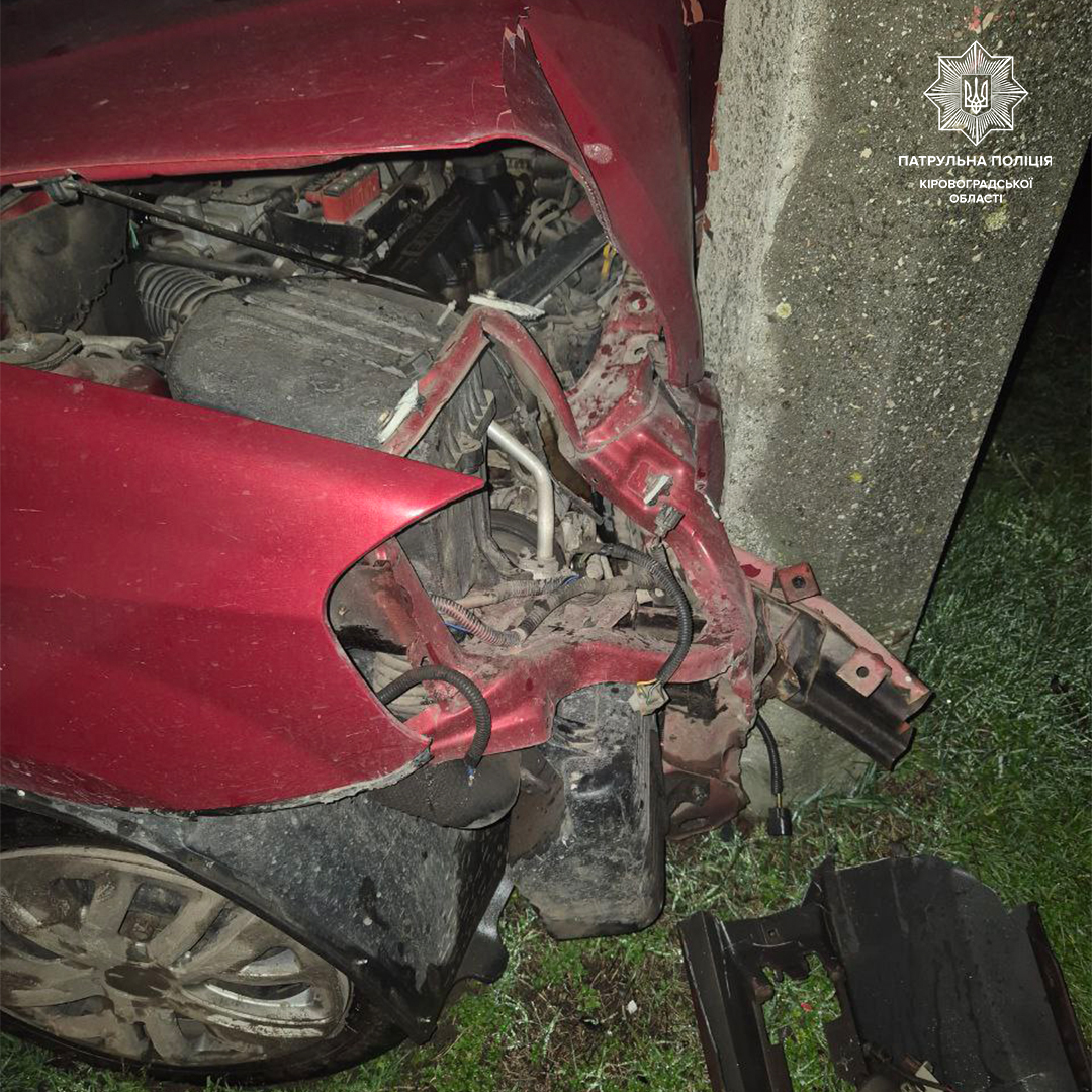 У Кропивницькому водійка напідпитку протаранила електроопору