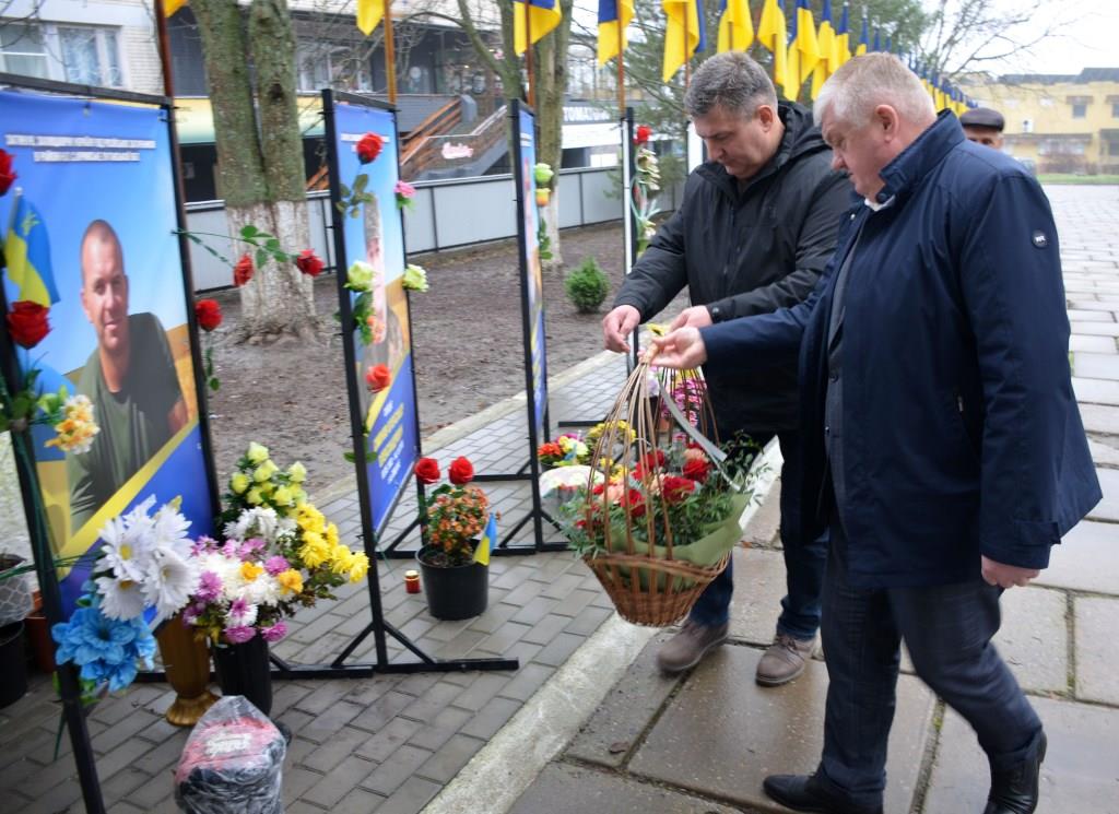 Родинам полеглих воїнів АТО/ООС зі смолінської громади передали “Книги пам’яті”